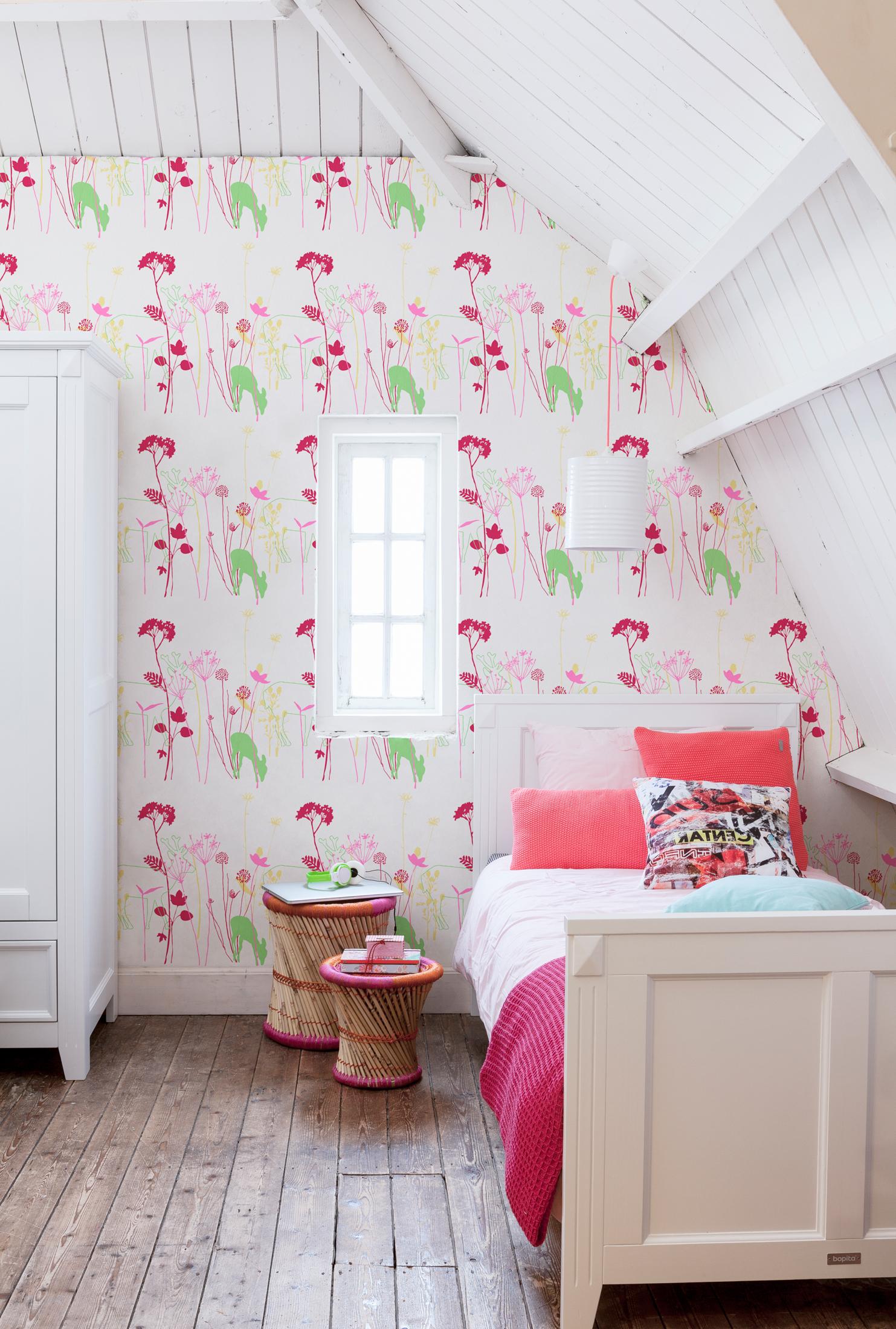 Mädchenzimmer im Landhausstil #dielenboden #schrank #shabbychic #landhausstil #kinderbett ©BN Wallcoverings