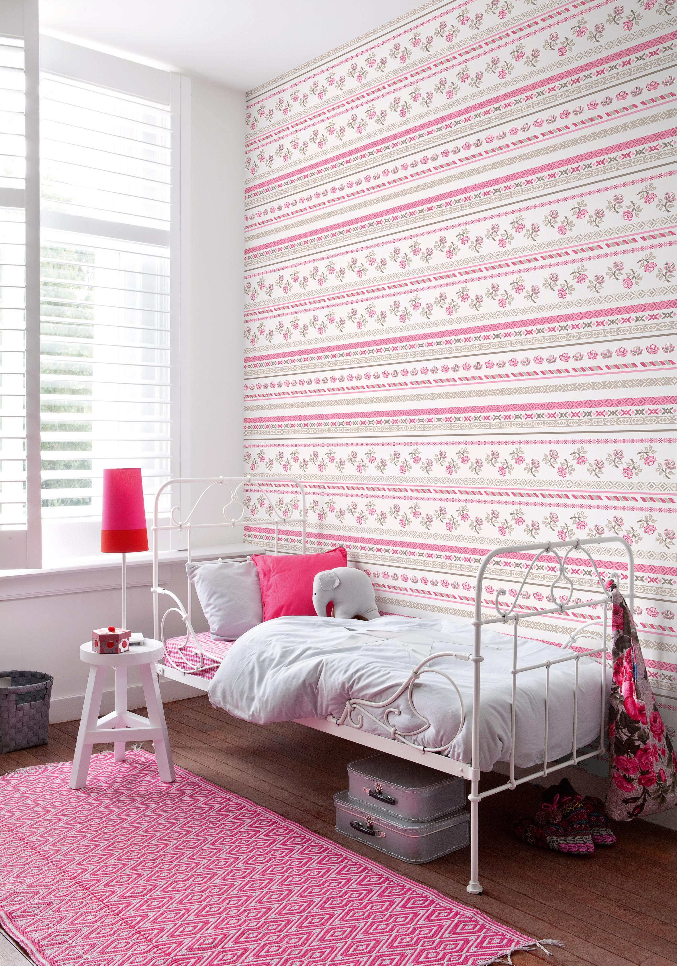 Mädchenzimmer in Rosa und Weiß #bett #teppich #mustertapete #mädchenzimmer ©BN Wallcoverings