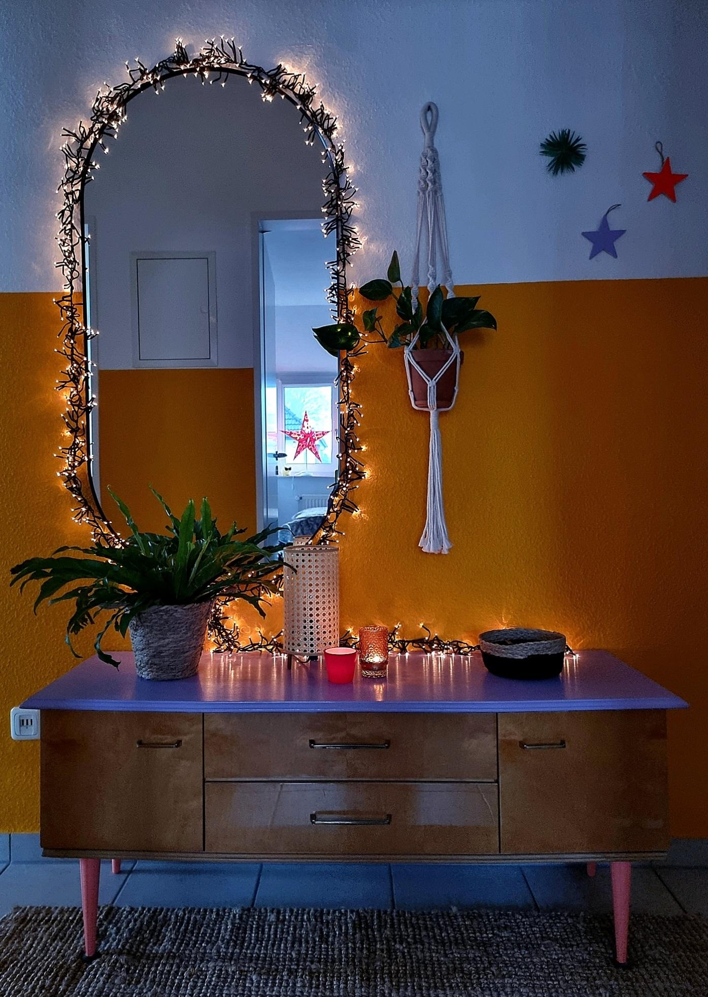 #Magicmoments for you 💫🎅..große #Liebe für die #Lichterkette und die #Sterne #Weihnachtsdeko im #Flur #Xmas #Vintage #Cozy #Interior 