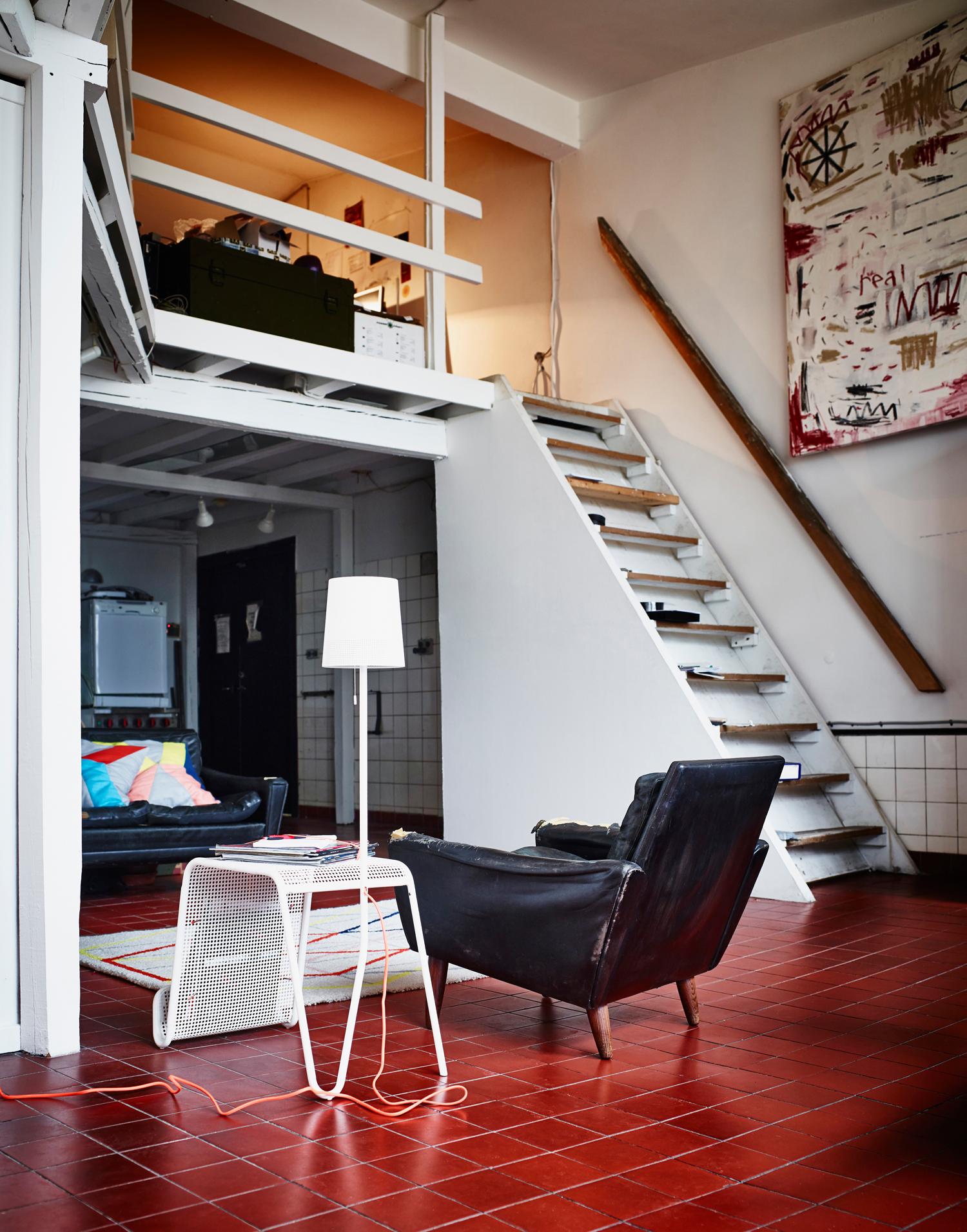 Maisonette mit rotbraunen Fliesen #ledersofa #ikea #maisonette ©Inter IKEA Systems B.V.