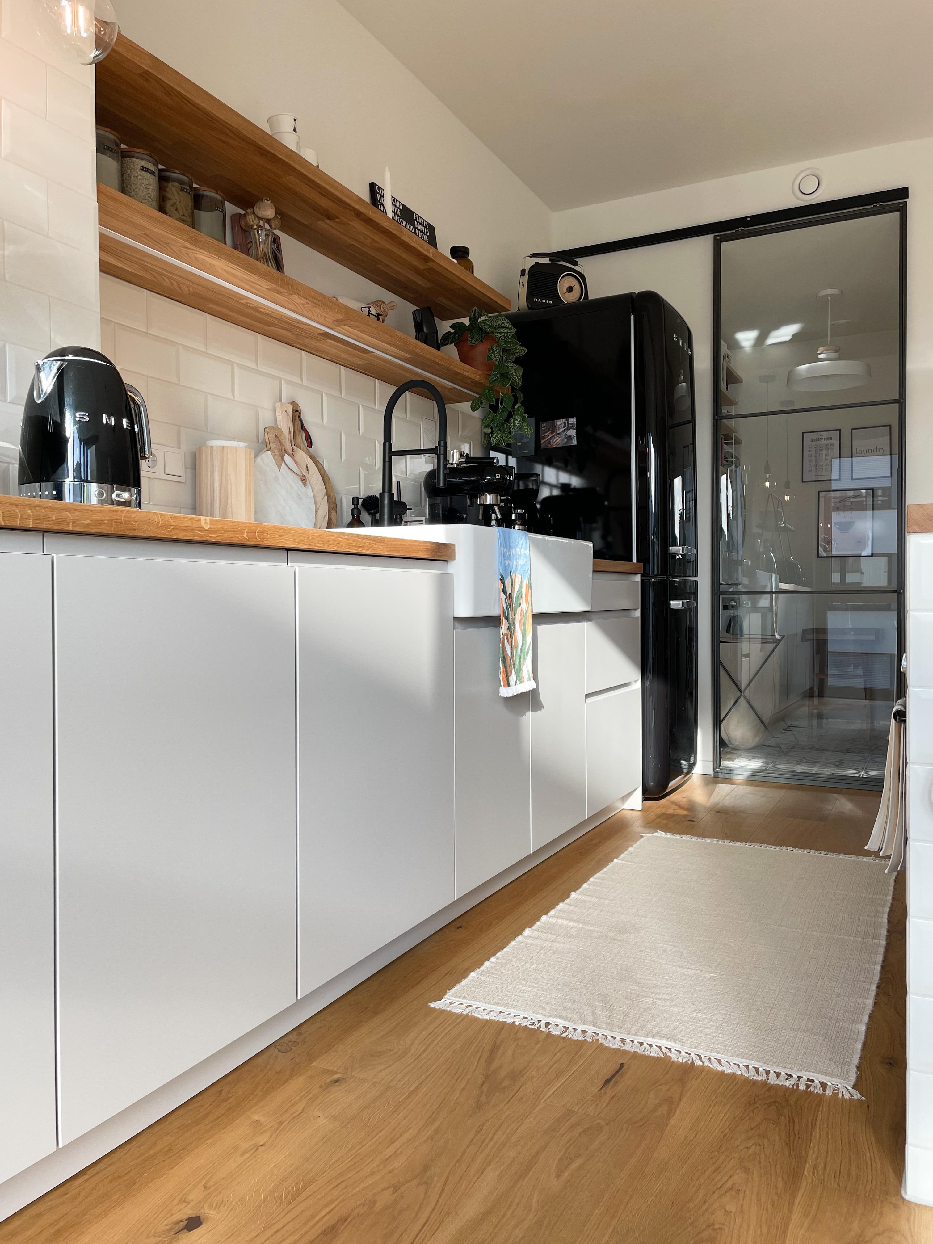 Mal eine andere Perspektive der Küche mit Abstellraum. 
#Kücheninspo #Küchendeko #Küchenregal #Küchenideen #Kücheninsel