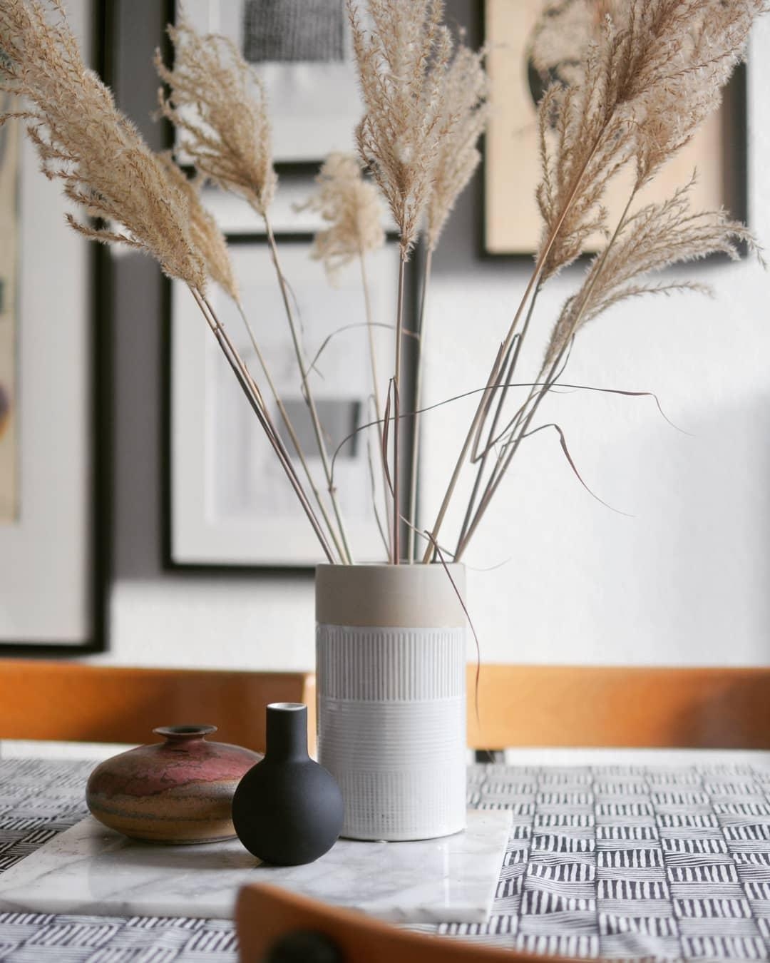 Man kann nie genug Vasen haben. #keramikliebe #kitchentable #pampasgras