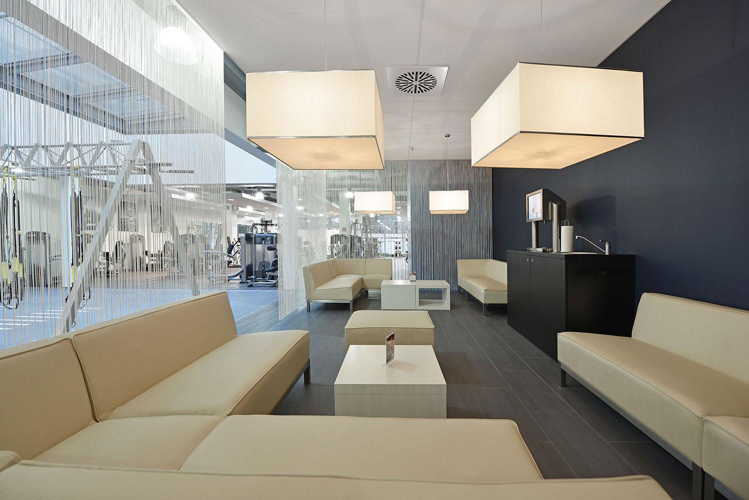 MAP Sports Club Lounge #lounge #loungebereich #fitnessraum ©SYRA_Schoyerer Architekten BDA