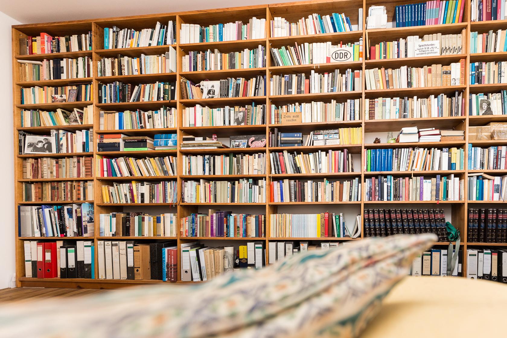 Maßgefertigte Bibliothek aus Eiche #bibliothek #regal #wohnzimmer ©Pickawood GmbH