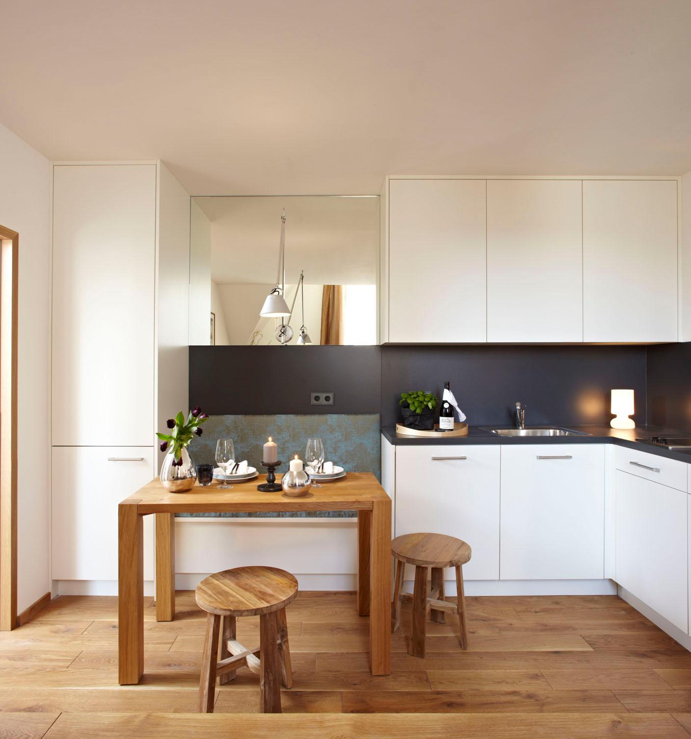 Massgefertigte Küche mit integrierter Sitzbank #spiegel #sitzbank #weißeküche #weißerküchenschrank #tisch #küchenmöbel ©Christian Burmester/Michael König