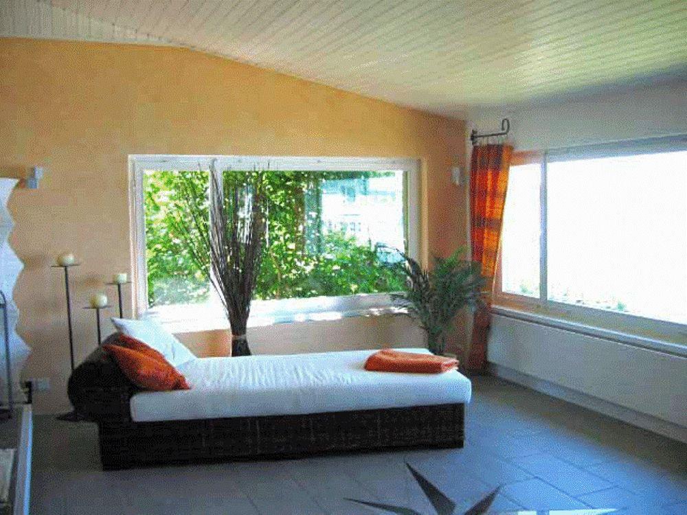 mediterane Relaxecke nach der Umgestaltung #wohnzimmer #kerzenständer #mediterranerstil #terracottafliesen ©Possibilities