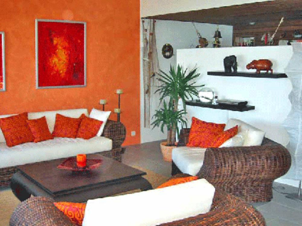 mediteranes Wohnzimmer nach der Umgestaltung #kissen #korbsessel #korbsofa #mediterranerstil ©Possibilities