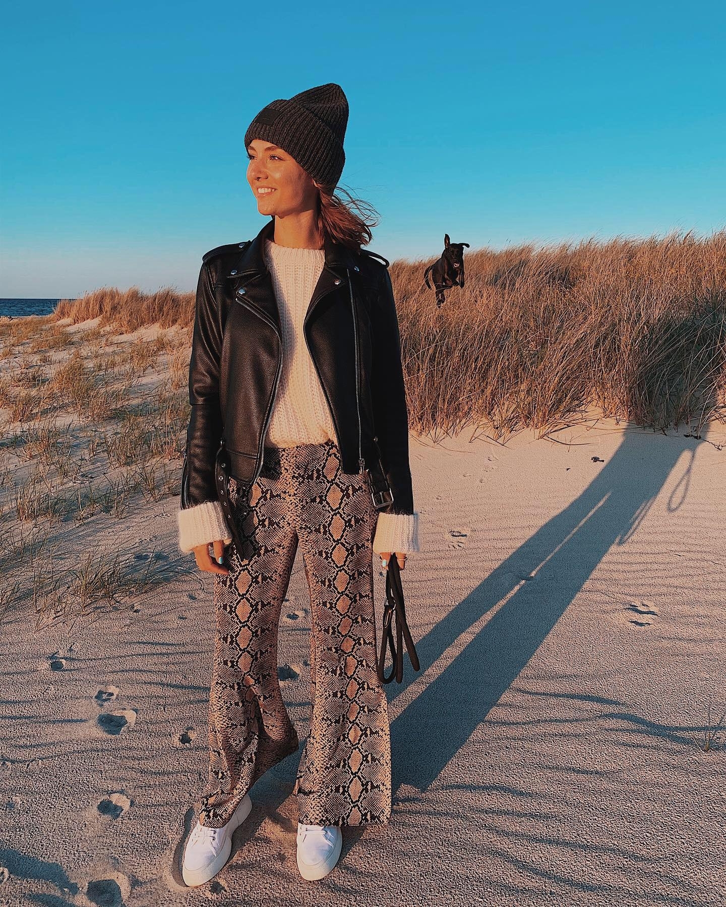 Meerweh am Montag 🌾🌊 #fashionmonday #falllook #outfit #snakeprint #leatherjacket #cozylook 