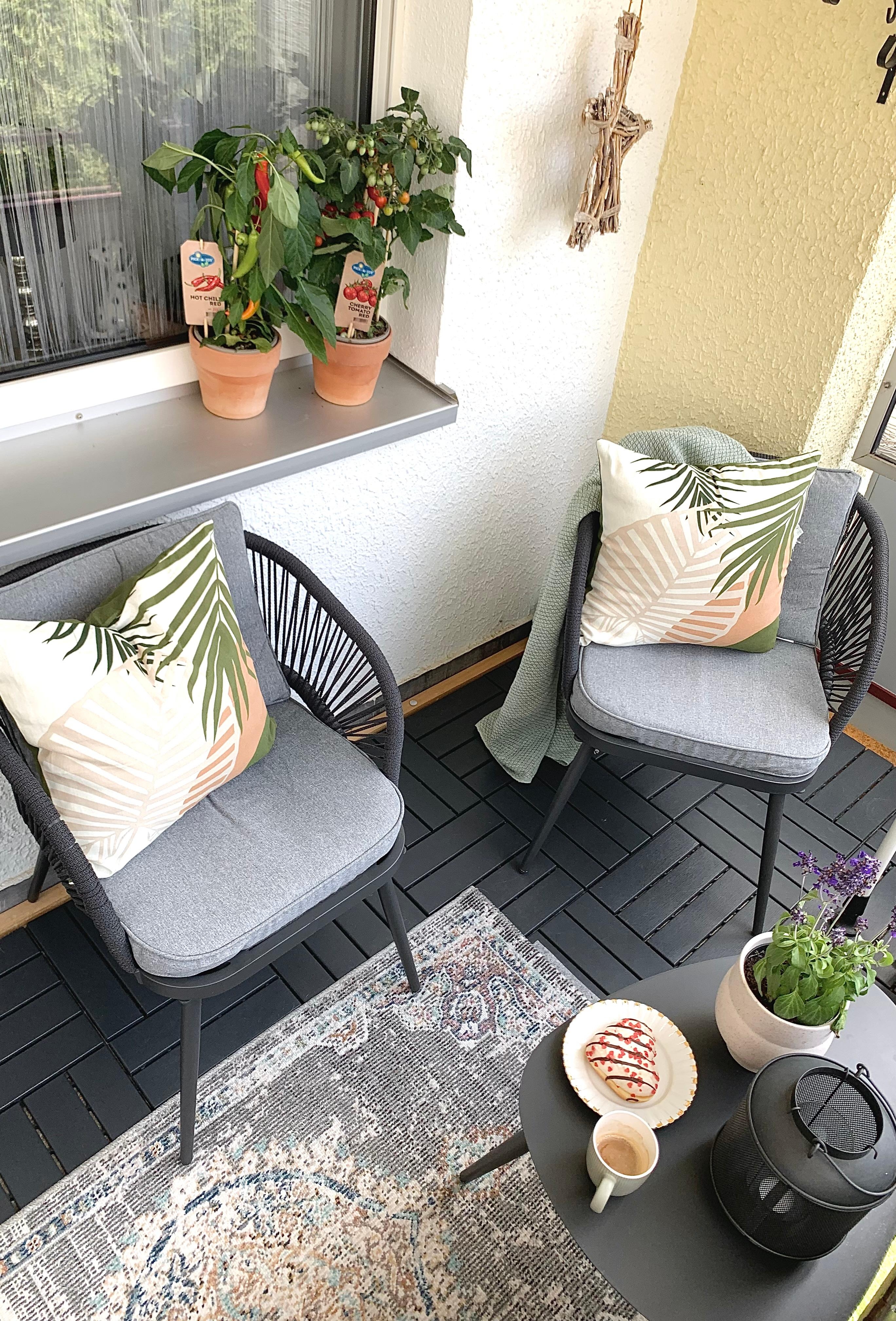 Mein  Balkon 🩶🤍
#stühle #outdoor #flower #snackgemüse #kissen #teppich #tisch #cafe #food #laterne 