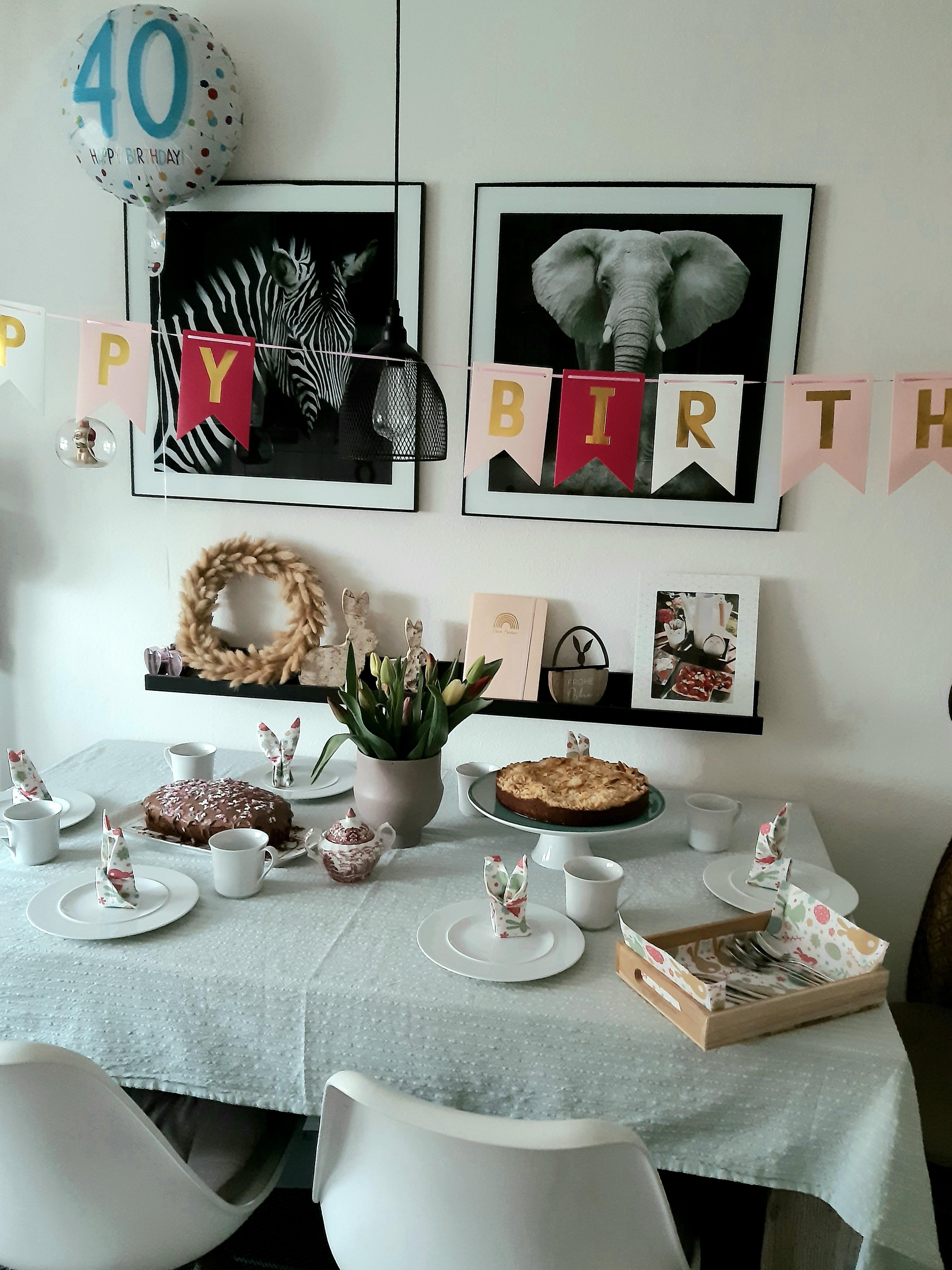 Mein Tisch zur Geburtstagsfeier 🥳

#happybirthday #tischdeko #feier #luftballon #girlande #blumen #kuchen #esstisch