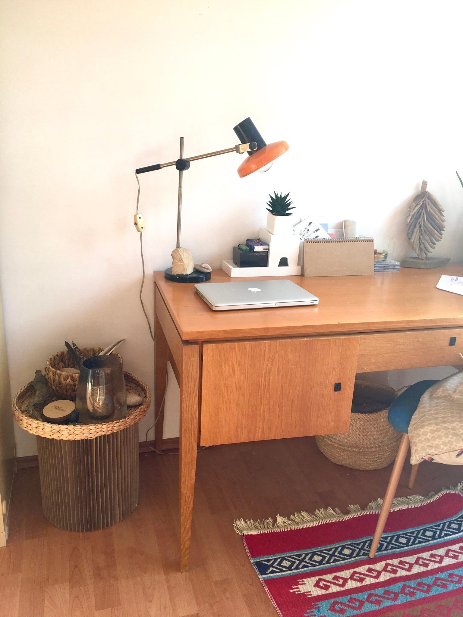 Meine beiden Lieblingsstücke die beide zufällige Funde im Müll waren. Schreibtisch und Lampe. #vintage#desk#wood#lamp