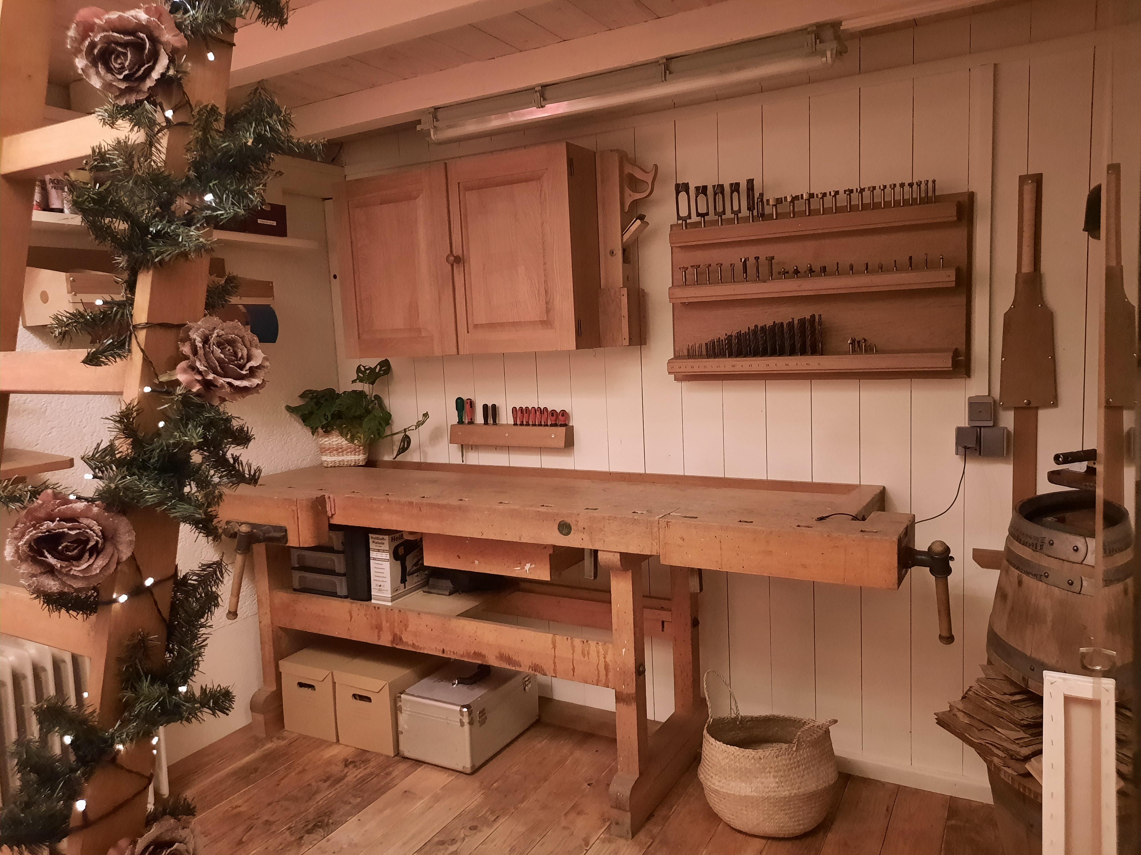 Meine kleine Werkstattwohnung...
#wohnung #werkstatt #kreativraum #weihnachtsdeko #holz #weiß #kleinaberfein #couchstyle 