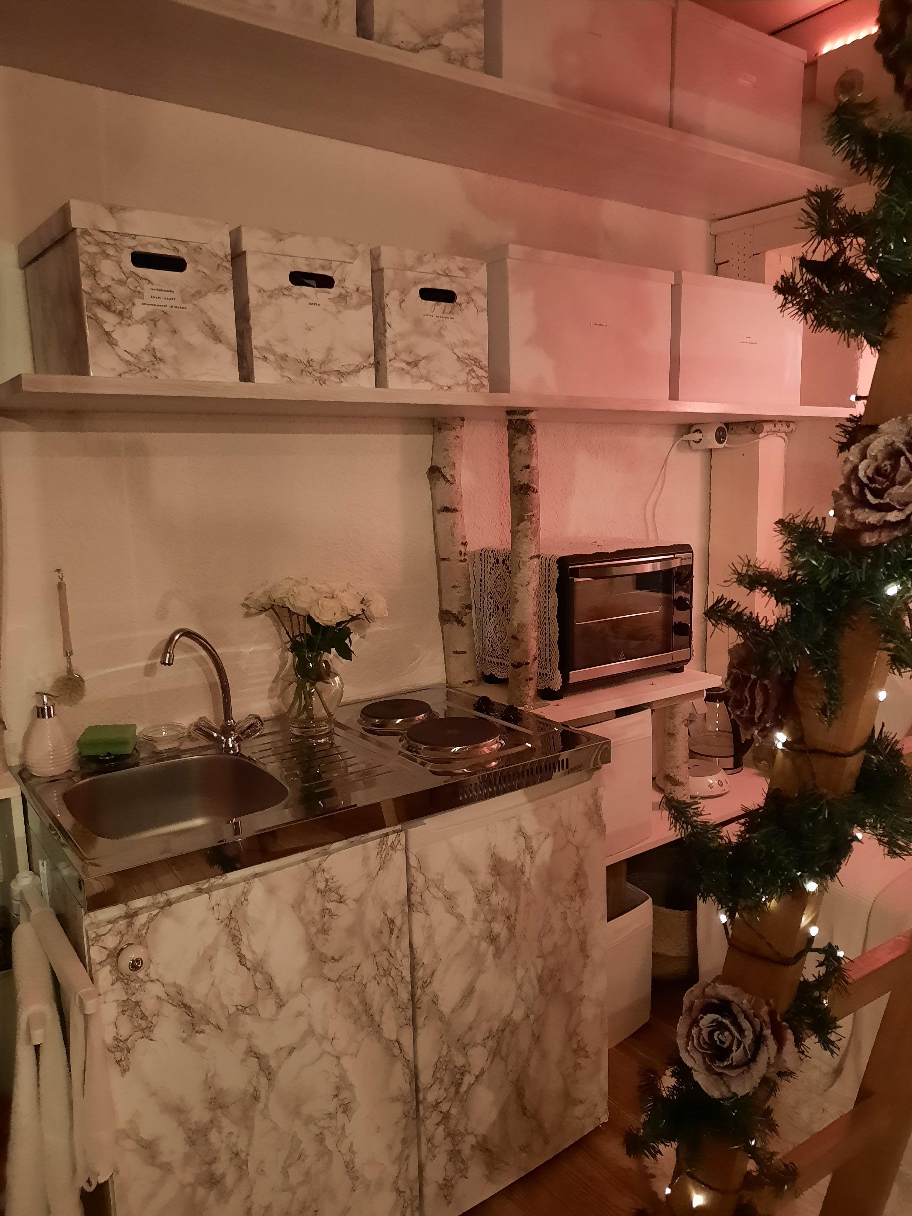 Meine kleine Werkstattwohnung...
#wohnung #werkstatt #weihnachten #weihnachtsdekoration #rosen #weiß #regale #stauraum #küche #mormarstil #kleinaberfein #couchstyle 