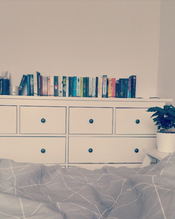 Meine Lieblingsbücher im Schlafzimmer. Ich suche noch nach einer tollen Idee für ein Bücherregal, Ideen?😉

#bücherregal