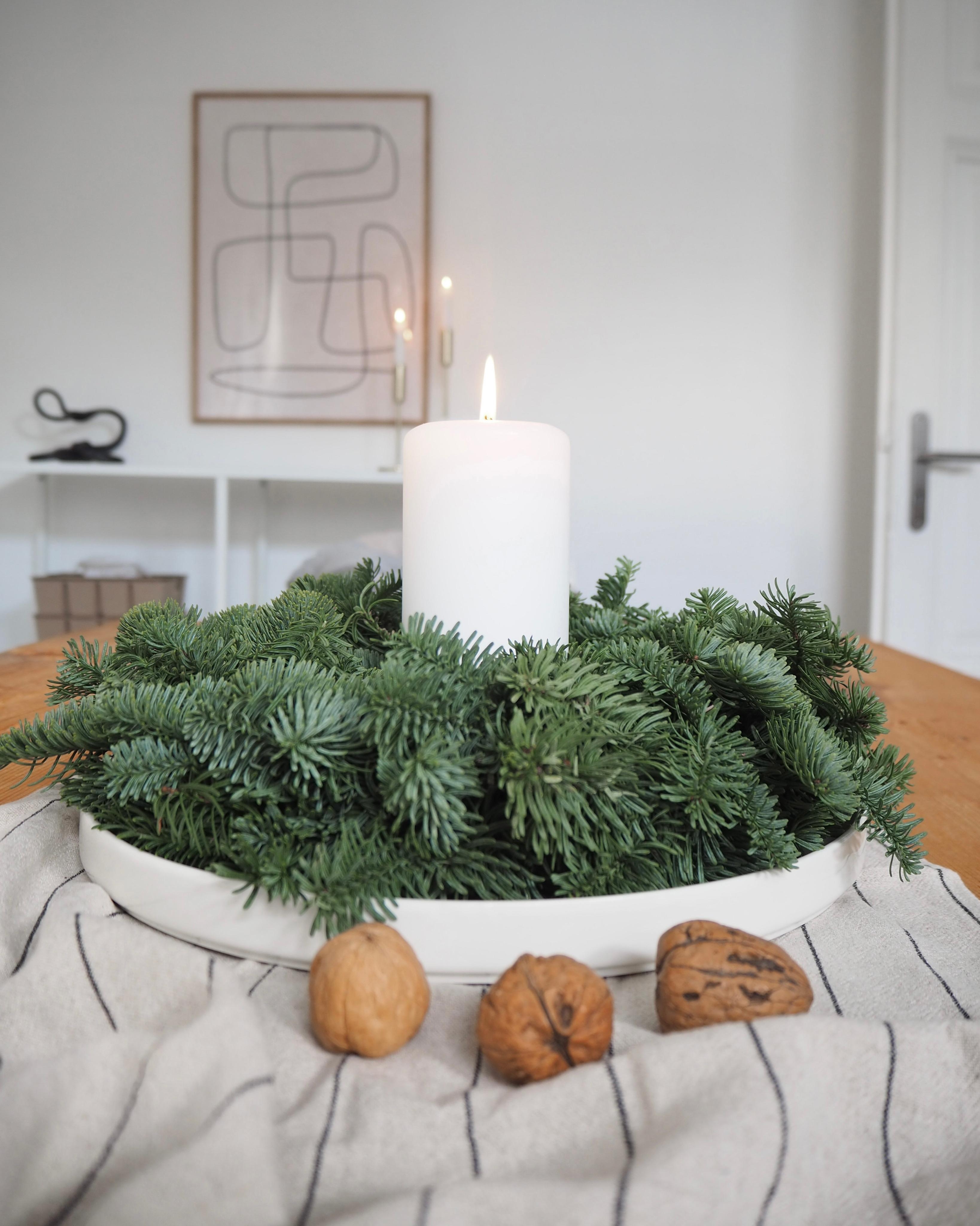 #minimalistisch #adventskranz #kranz #kerze #advent #weihnachtsdeko #tischdeko #tannenkranz #küche #altbau #hyggemoment
