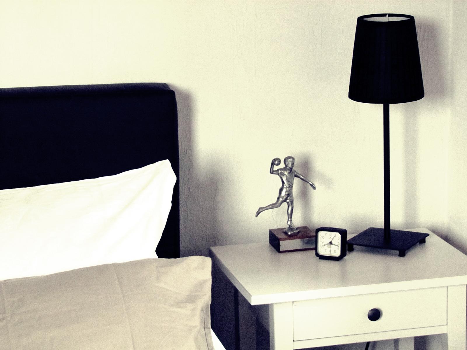 Minimalistisches Schlafzimmer #beistelltisch #ikea #minimalismus #boxspringbett ©roomrevolution