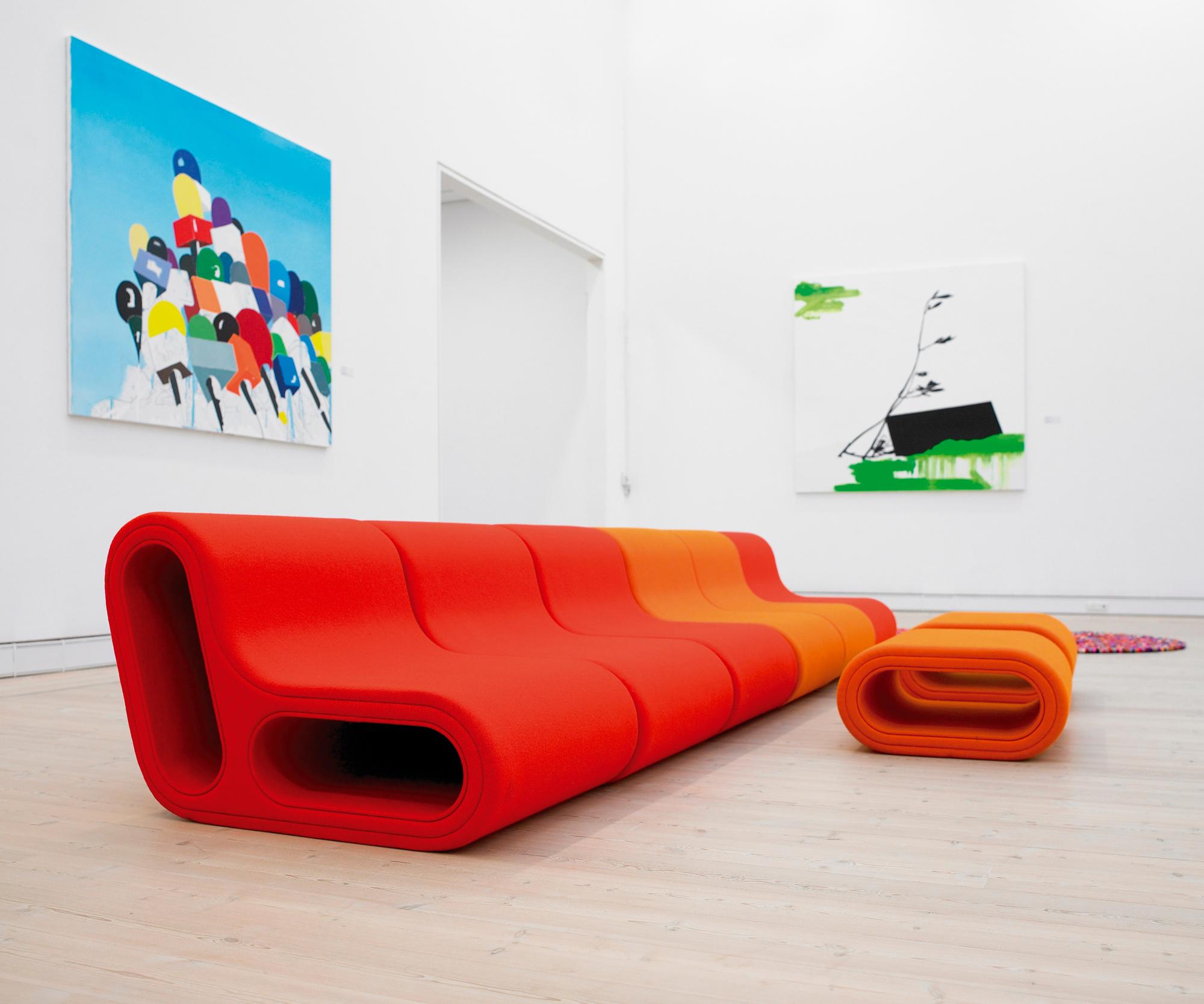 Minimalistisches Sofadesign #hocker #sofa #orangefarbenessofa #tisch #rotessofa #futuristisch ©Hay