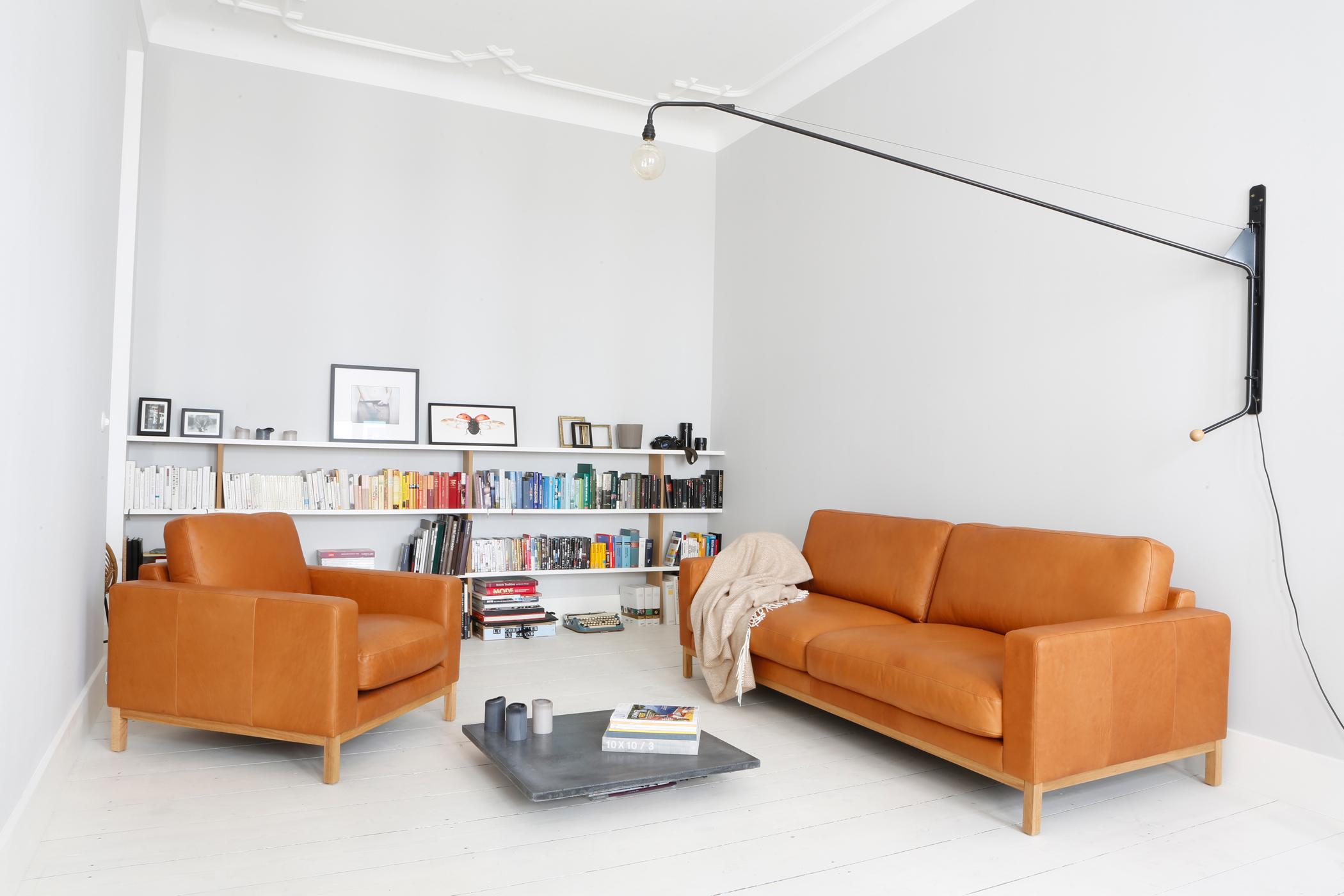 Minimalistisches Wohnzimmer mit Ledersofa #altbau #braunerledersessel #braunesledersofa ©Sitzfeldt