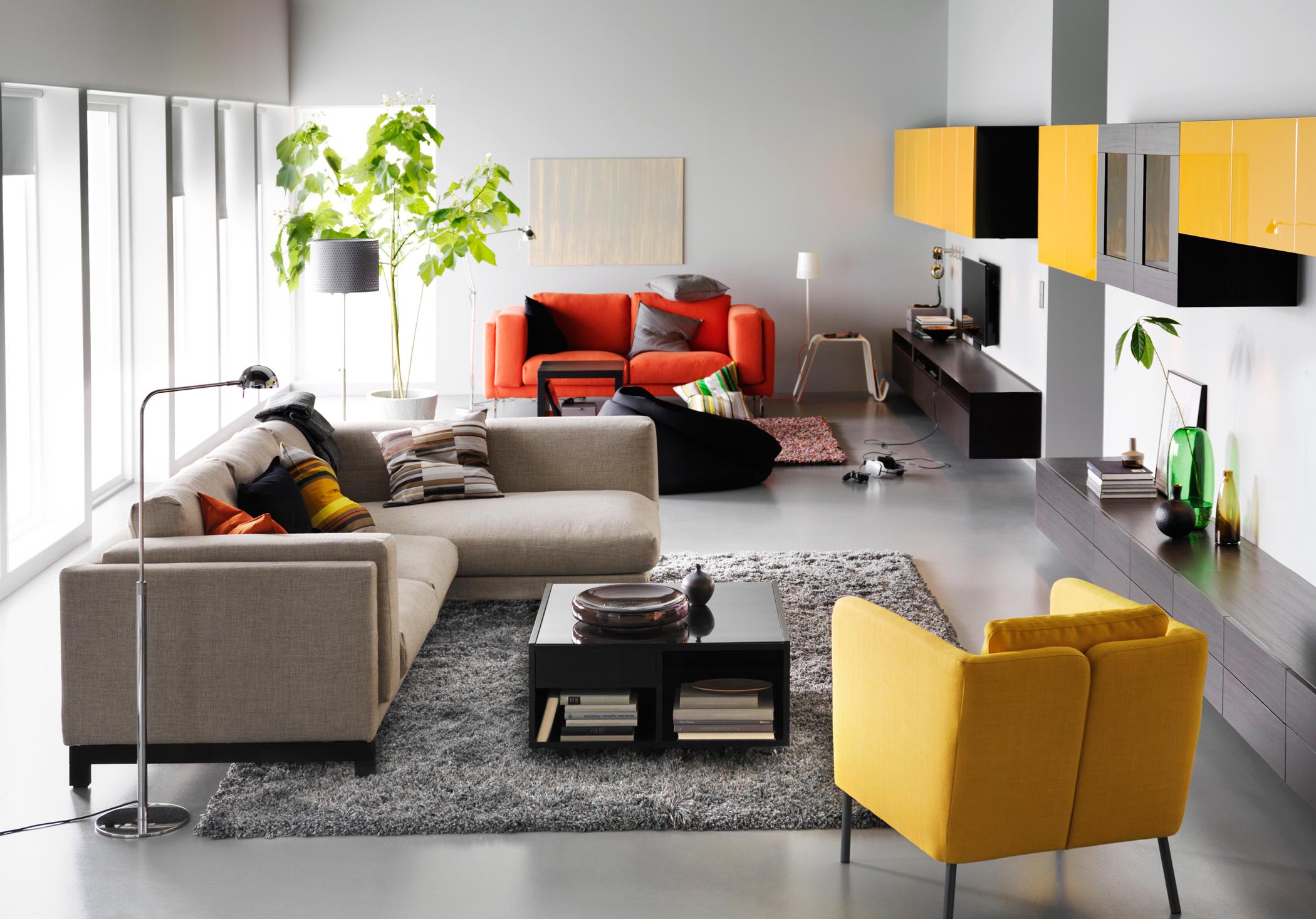 Mit farbigen Akzenten einrichten #teppich #wohnzimmer #hängeschrank #sessel #stehlampe #ikea #sofa #grauessofa #gelbersessel #rotessofa ©Inter IKEA Systems B.V.