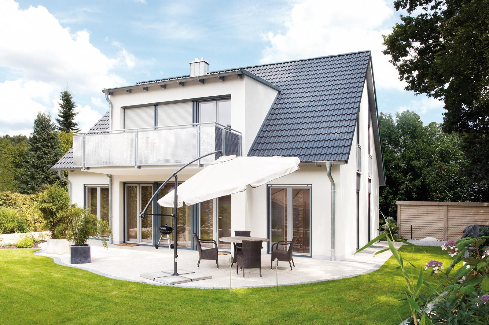 Modern fränkisches Einfamilienhaus #architektenhaus #terrasse #carport #doppelhaushälfte #garage #doppelhausbauen #hausgestaltung ©Alexander Tschopoff