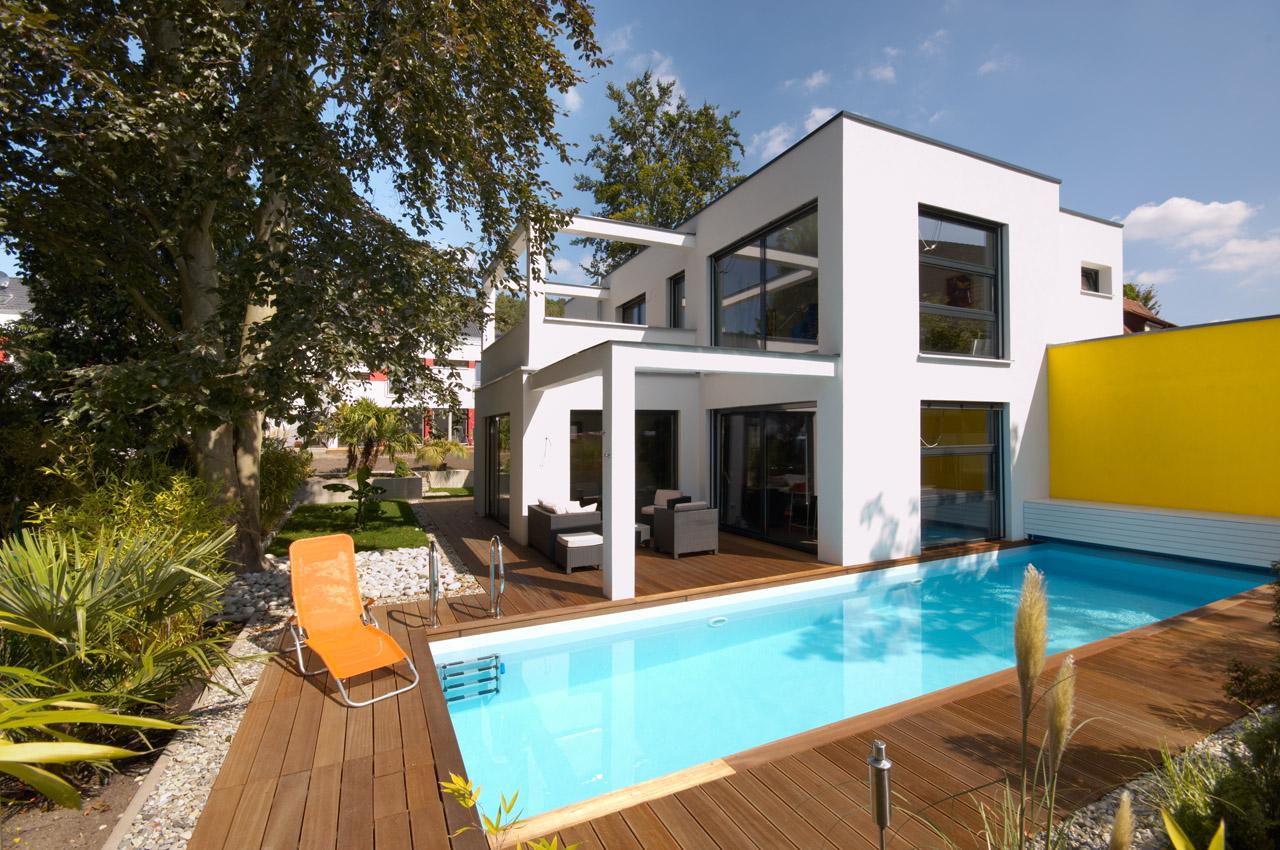 Moderne Bauhaus-Villa mit Salzwasserpool #bodenbelag #architektenhaus #doppelhaushälfte #schwimmbad #doppelhausbauen #hausgestaltung ©Alexander Tschopoff