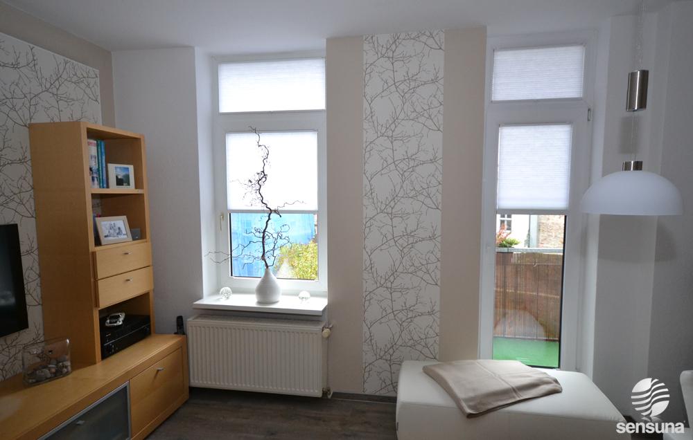 Moderne Fenstergestaltung im Wohnzimmer #wohnzimmer #beigefarbeneswohnzimmer #fensterdeko ©Sensuna GmbH
