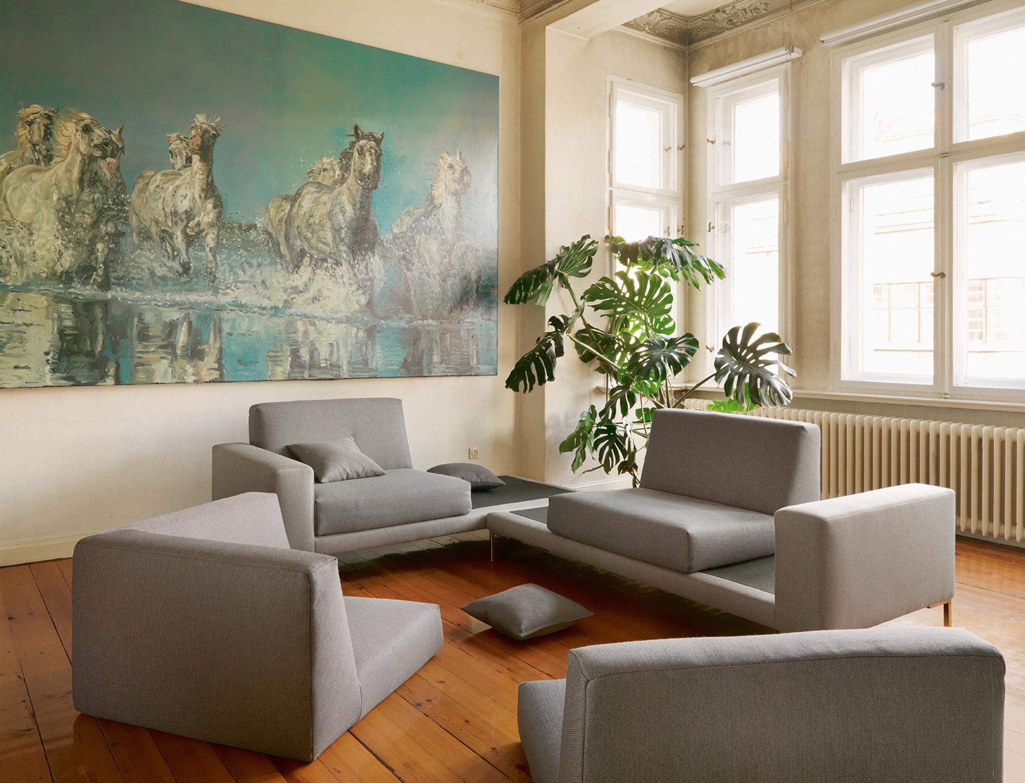 Moderne graue Sitzgruppe im hellen Altbau #grauessofa ©Freistil Rolf Benz
