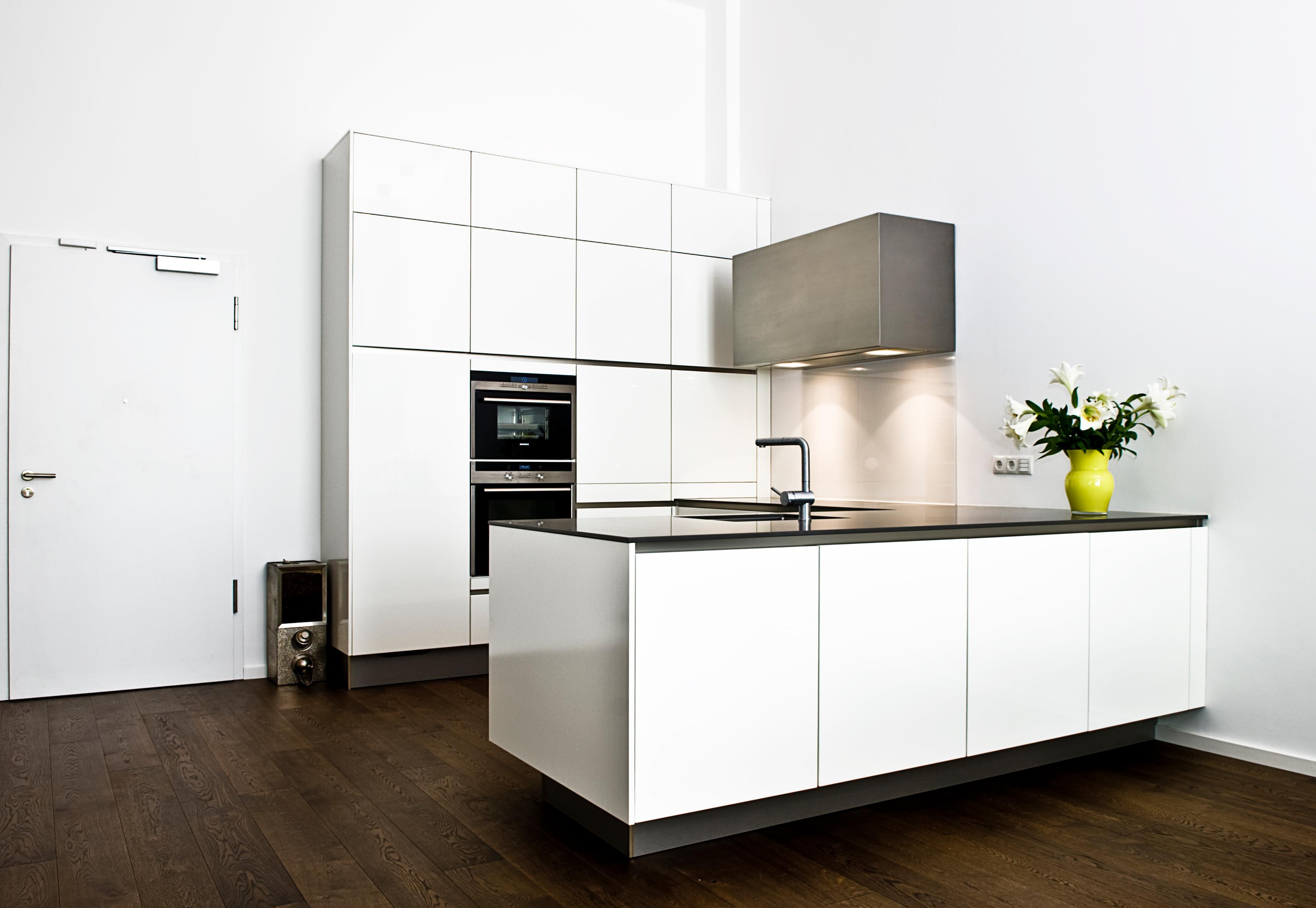 Moderne Küche #küche #weißeküche #kücheninsel #weißerküchenschrank #smarthome ©Michael Pfeiffer Fotografie