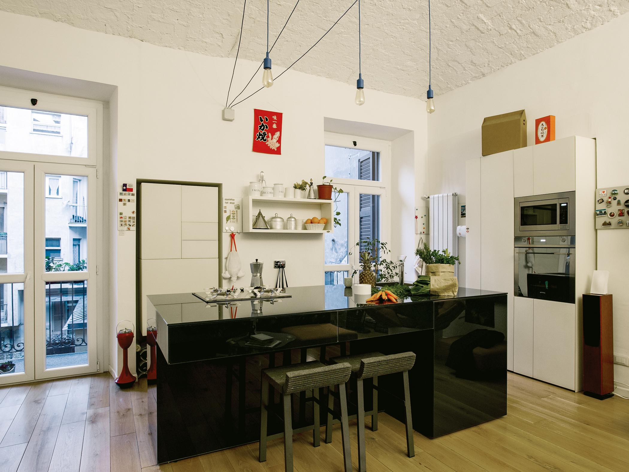 Moderne Kücheninsel #barhocker #regal #wandspiegel #kücheninsel #weißerküchenschrank #schwarzekücheninsel ©Lago