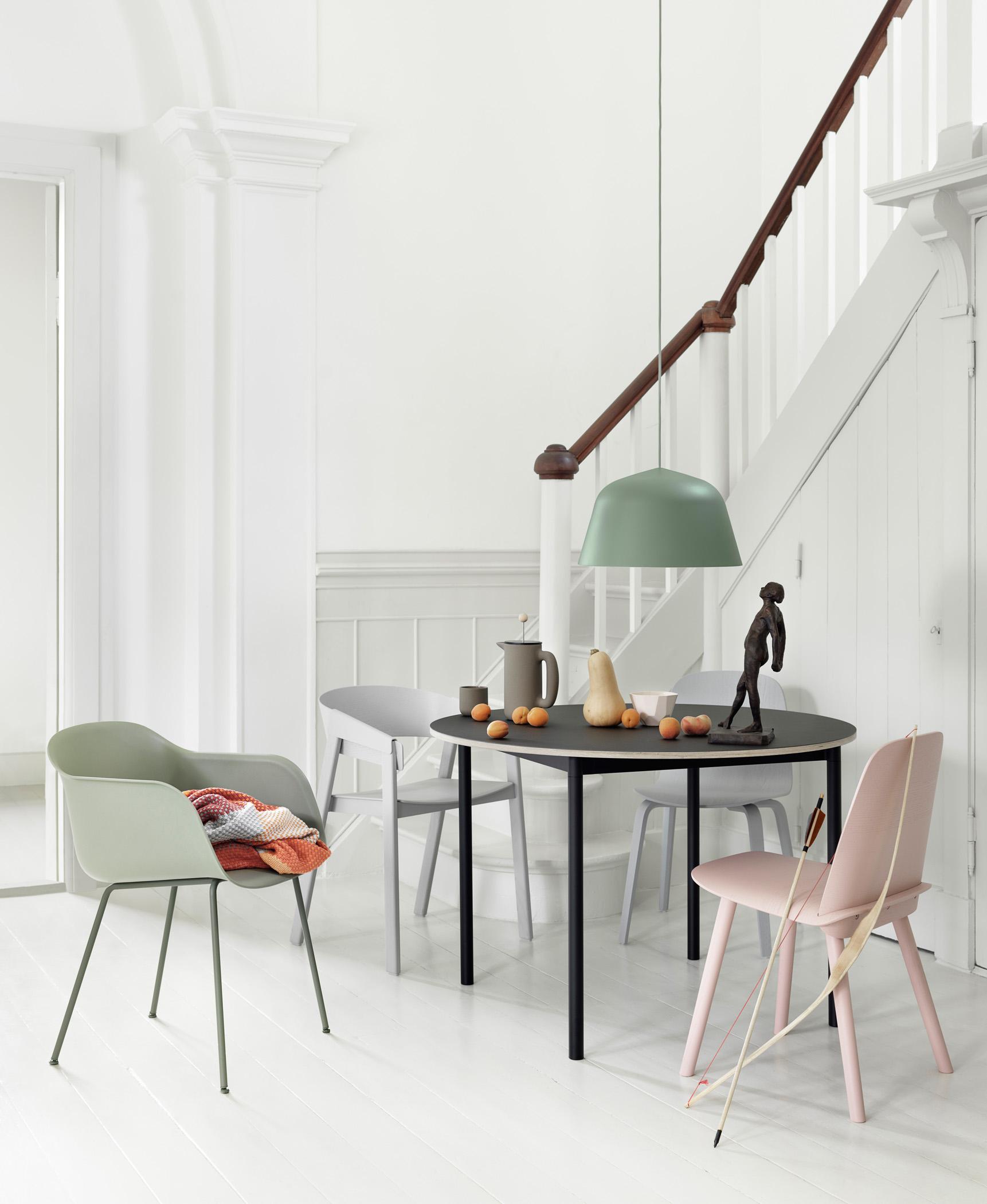 Moderne Möbel im Esszimmer #esstisch #pendelleuchte #runderesstisch #rundertisch #zimmergestaltung ©Muuto