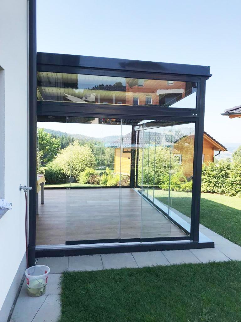 Moderne transparente #Glasschiebewände von Sunflex  halten Wind und Regen von der Terrasse ab! 