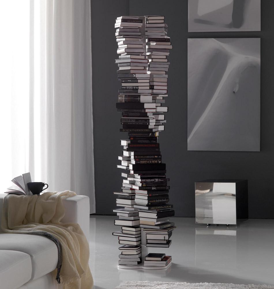 Moderner Bücherturm im Wohnbereich #regal #bücherregal #metallbücherregal #bücherturm #metallregal ©Cattelan italia
