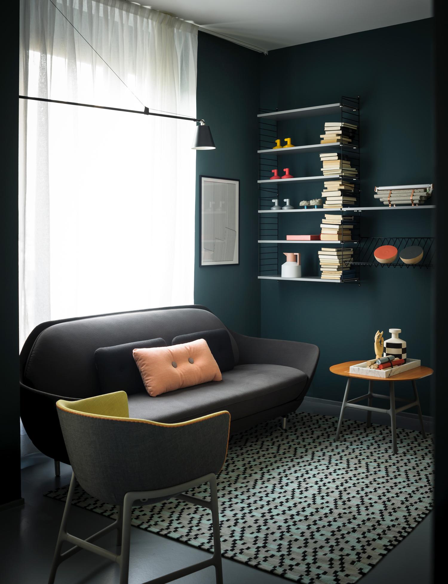 Moderner Grau-Grün-Mix mit Design-Klassikern im Wohnzimmer #sofakissen #hängeleuchte ©Fritz Hansen