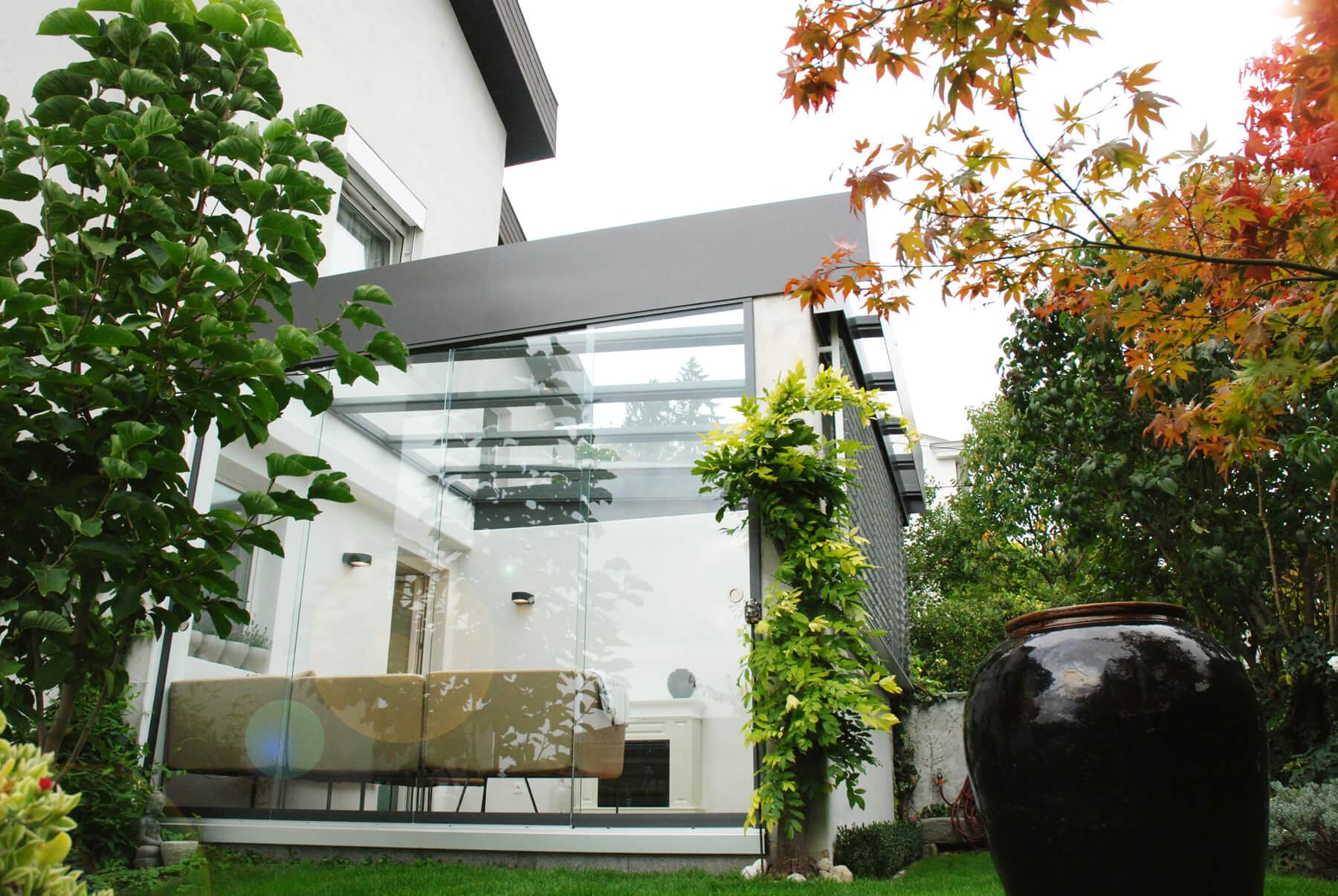 Moderner #Sommergarten mit Kamin und gemütlicher Wohnlandschaft!
#Glashaus 