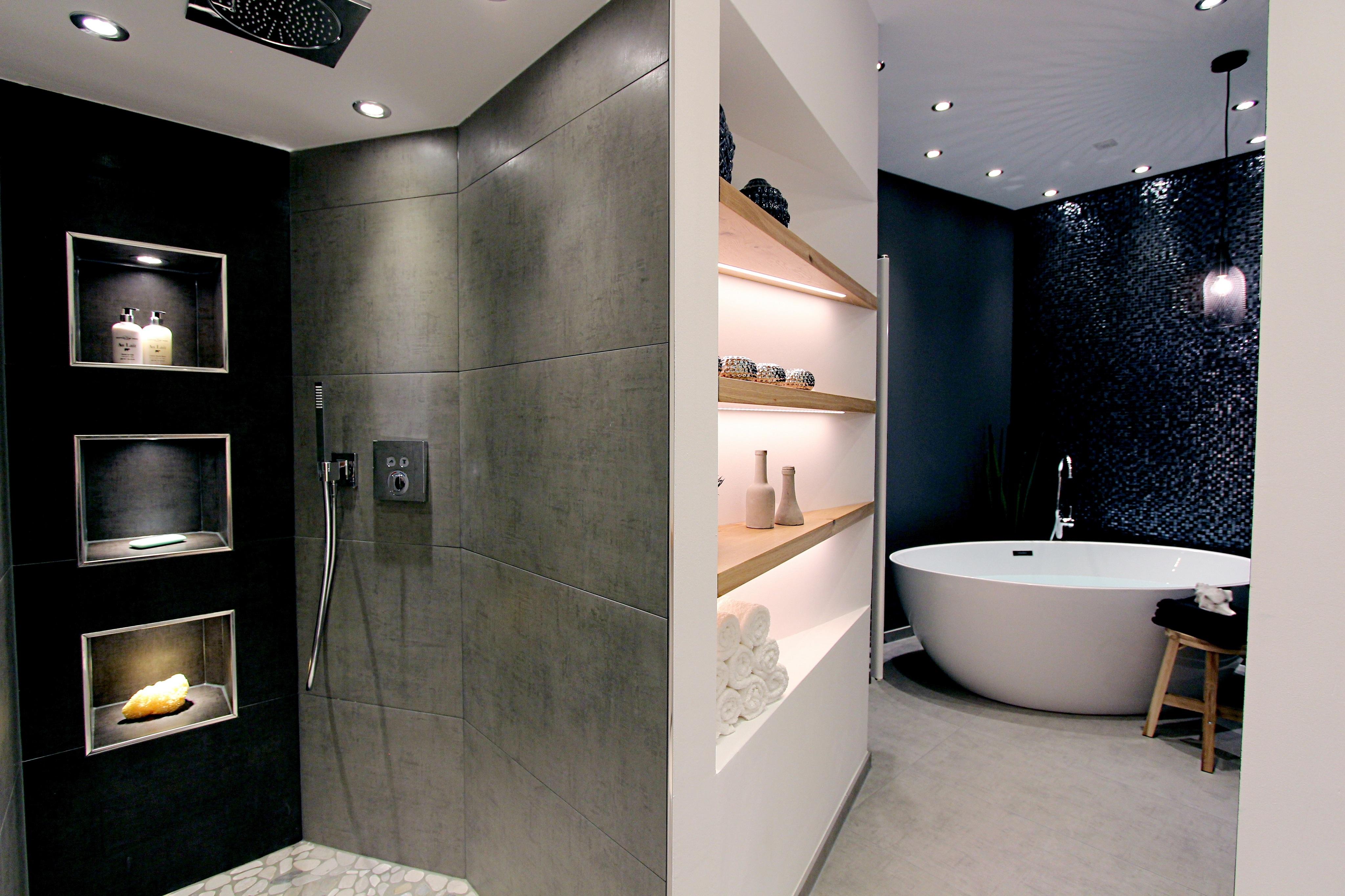 Modernes Badezimmer #bad #badezimmer #freistehendebadewanne #ebenerdigedusche ©Isabella Hemmer