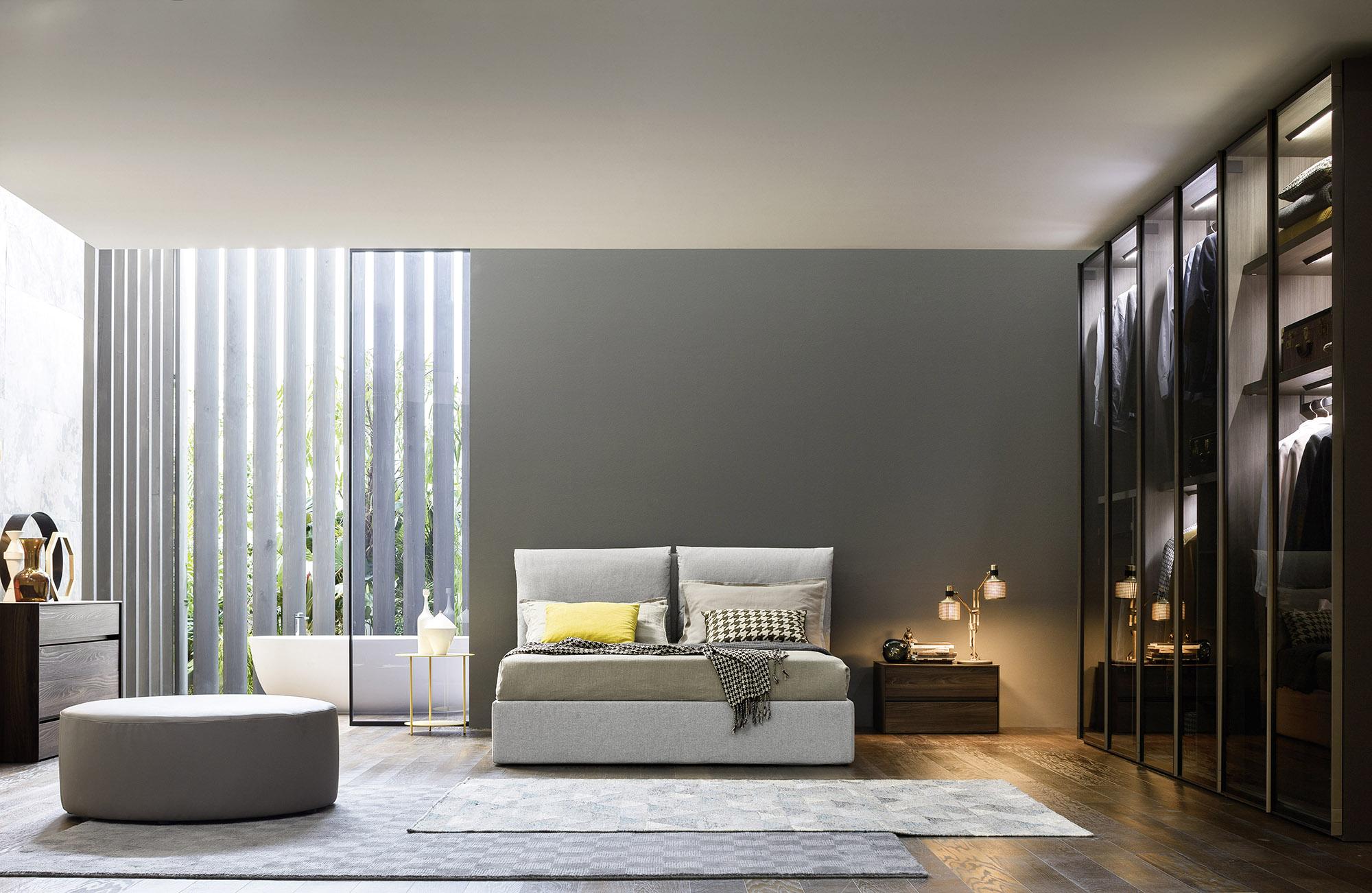 Modernes Schlafzimmer Design Glastüren Kleiderschrank #bett #kleiderschrank #beleuchtung #glastür ©Livarea.de