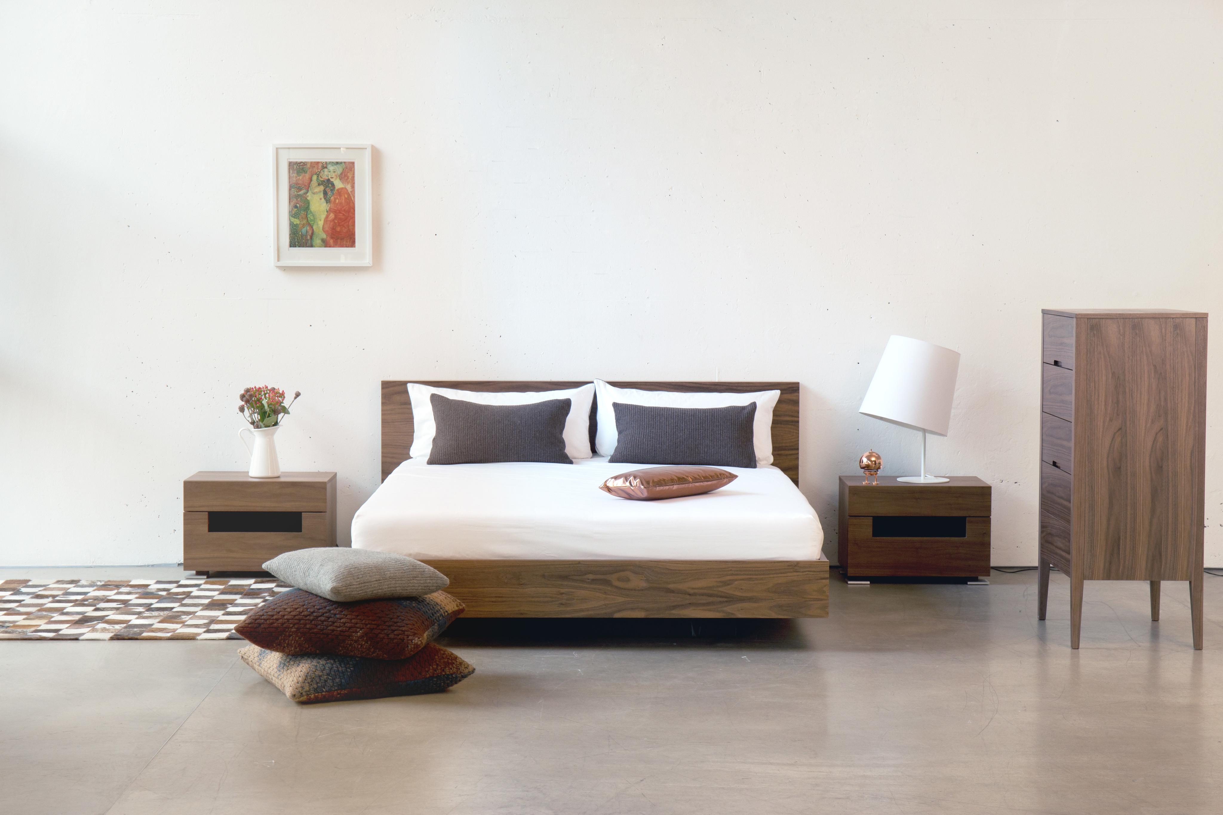 Modernes Schlafzimmer Eiche #bett #kissen #kommode #nachttisch #lampe ©Fashion4home GmbH