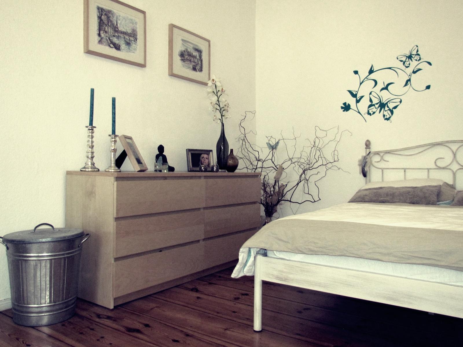 modernes Schlafzimmer mit Altbaucharme #bett #kommode #ikea #wandtattoo #wanddeko #wandbild #metallbett ©roomrevolution