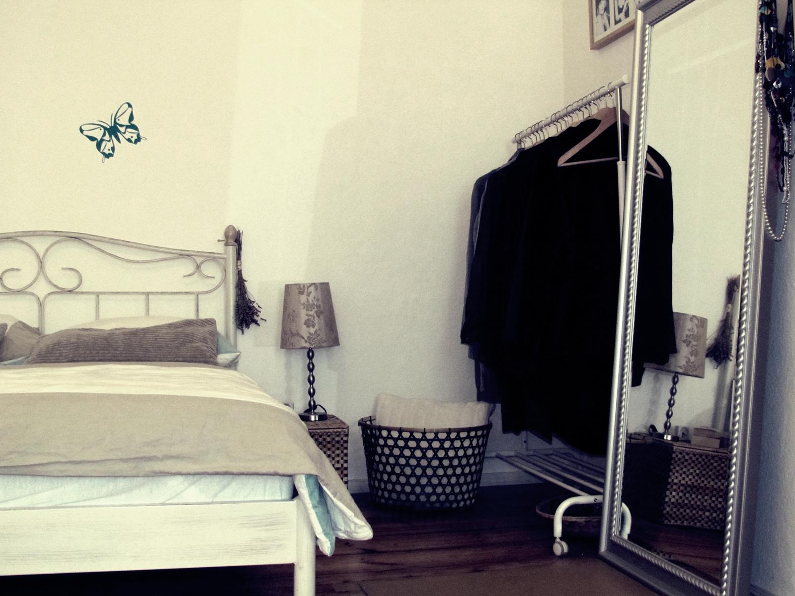 modernes Schlafzimmer mit Altbaucharme #bett #spiegel #wandtattoo #wanddeko #romantischerspiegel #metallbett #kleideraufbewahrung ©roomrevolution