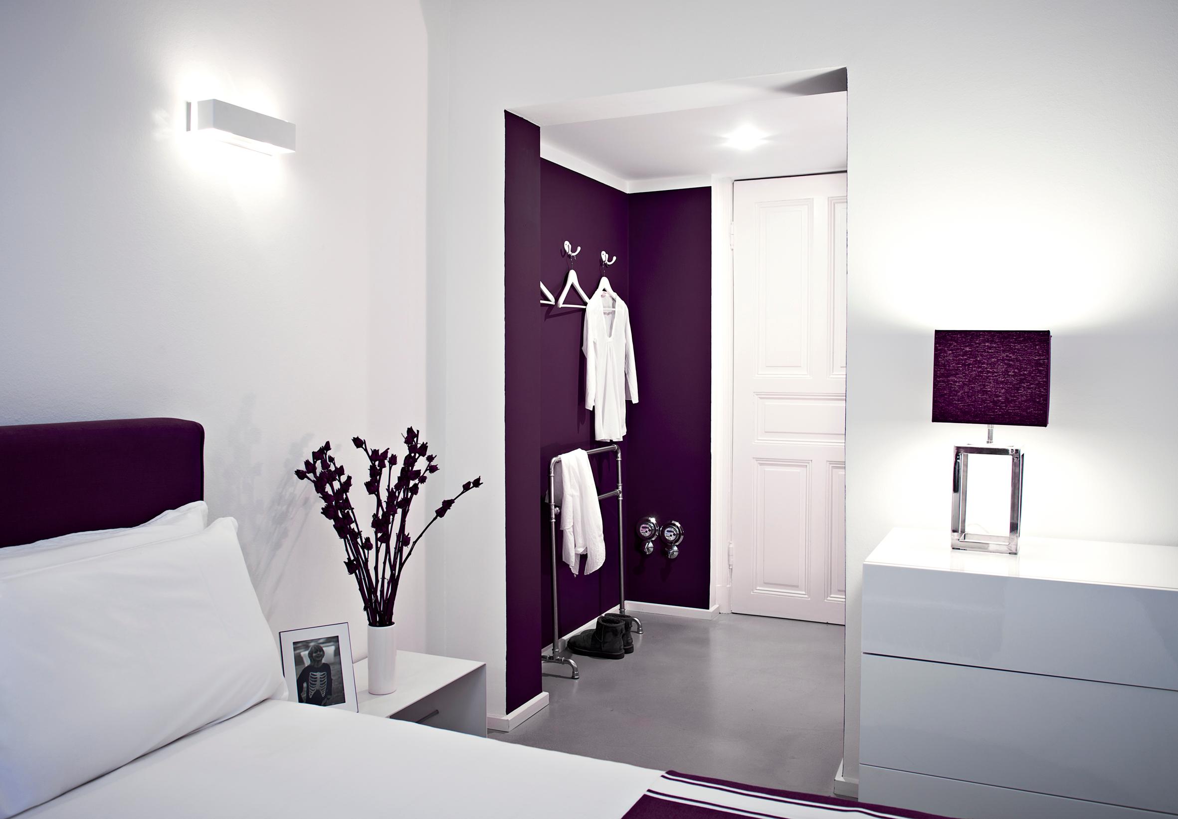Modernes Schlafzimmer mit Farbakzent #wandfarbe #wandgestaltung #kommode #lilawandfarbe #farrow&ball ©Michael Pfeiffer Fotografie