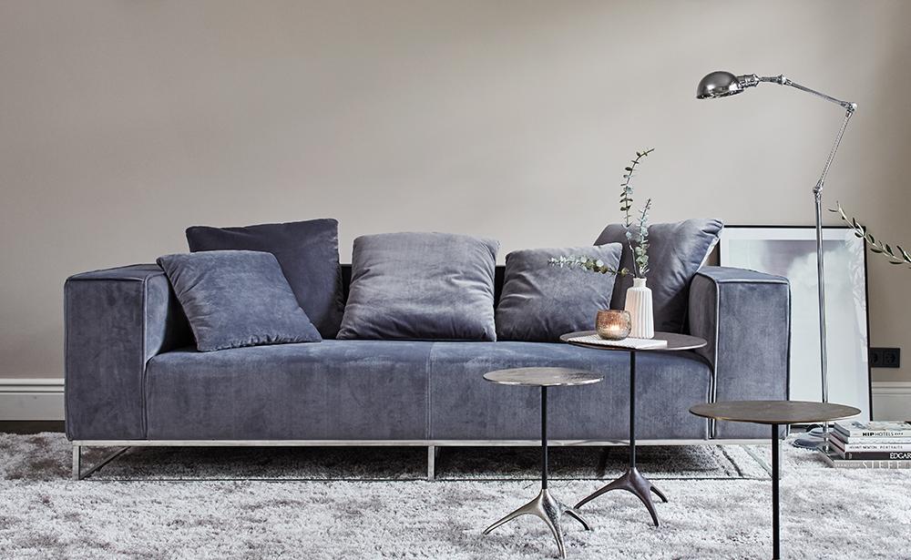 Modernes Sofa mit Retro-Beistelltischen #beistelltisch #teppich #retro #bilderrahmen #stehlampe ©Octopus Handels GmbH
