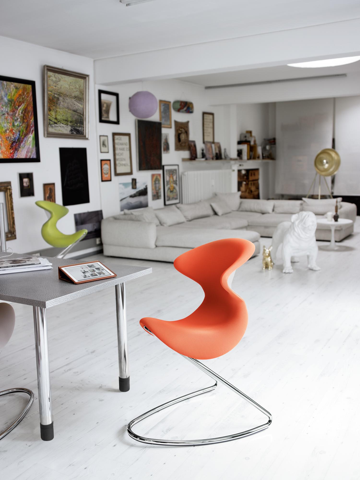 Modernes Wohnzimmer für Hundeliebhaber #bürostuhl #zimmergestaltung ©aeris GmbH, Fotograf: Thomas Jape