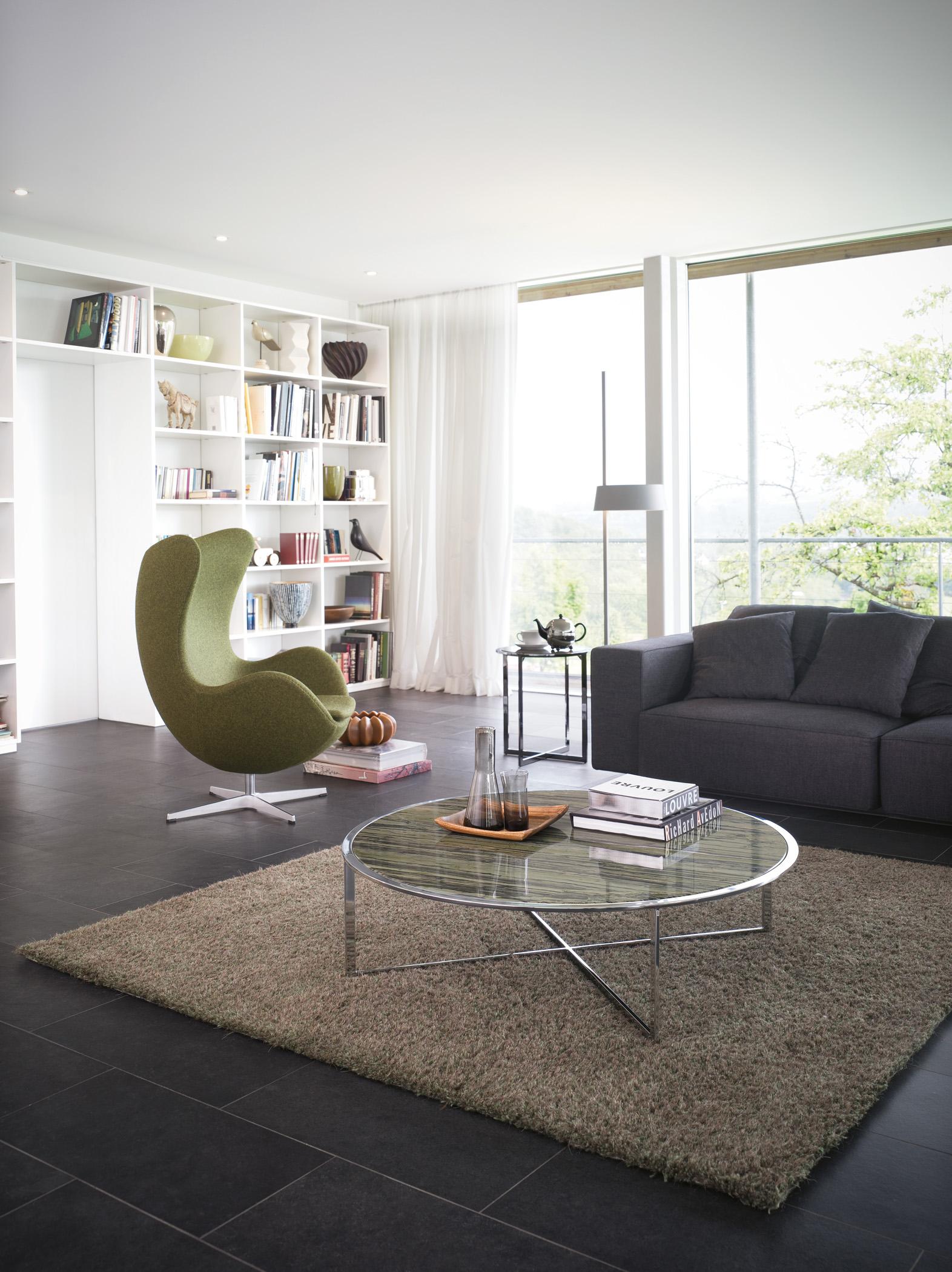 Modernes Wohnzimmer in Naturfarben #couchtisch #fliesen #bücherregal #sofa ©Draenert