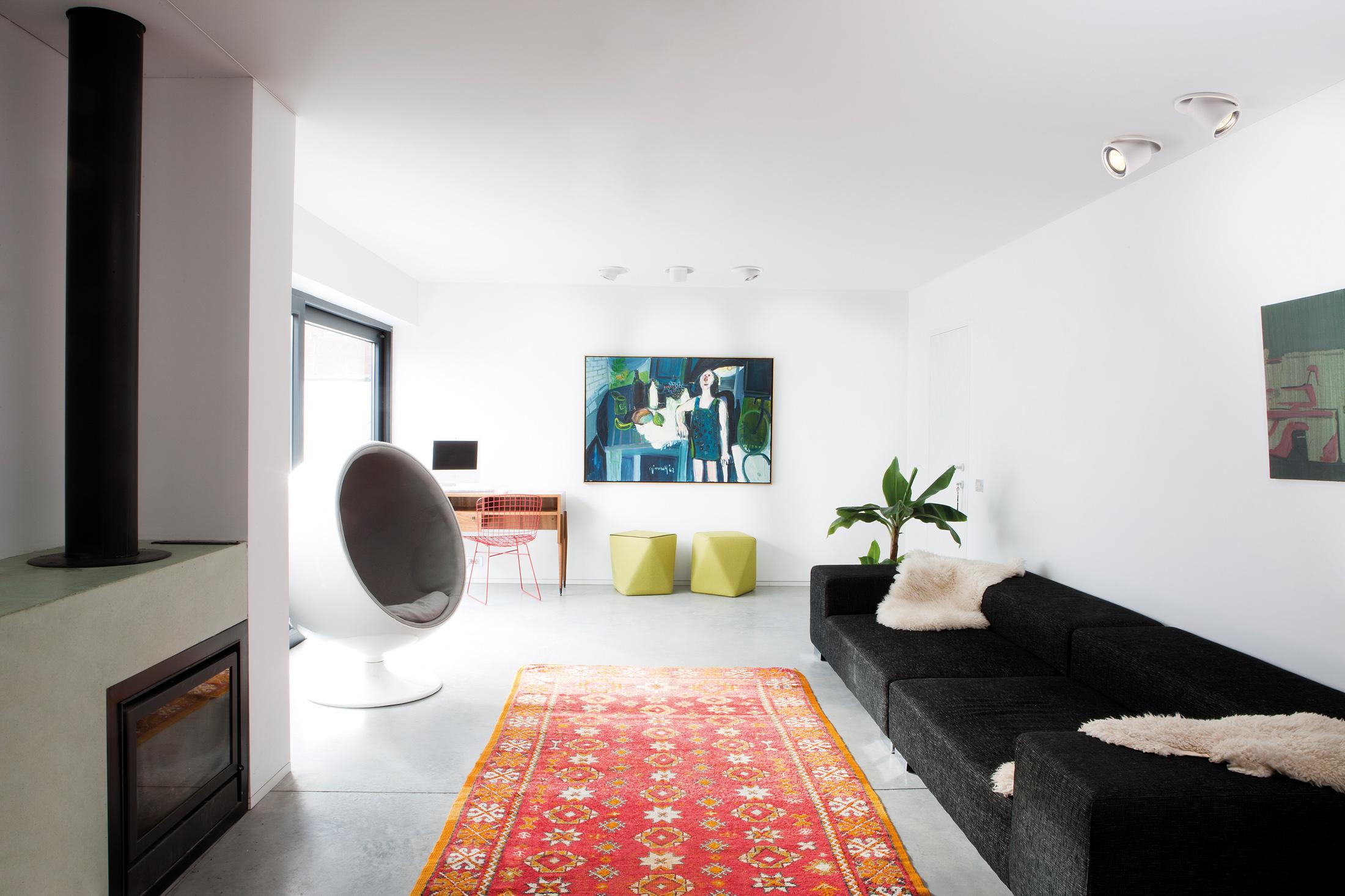 Modernes Wohnzimmer mit Designklassikern einrichten #eklektisch #wohnzimmer #puristisch #wohnzimmerkamin #zimmergestaltung ©Modular Lighting Instruments