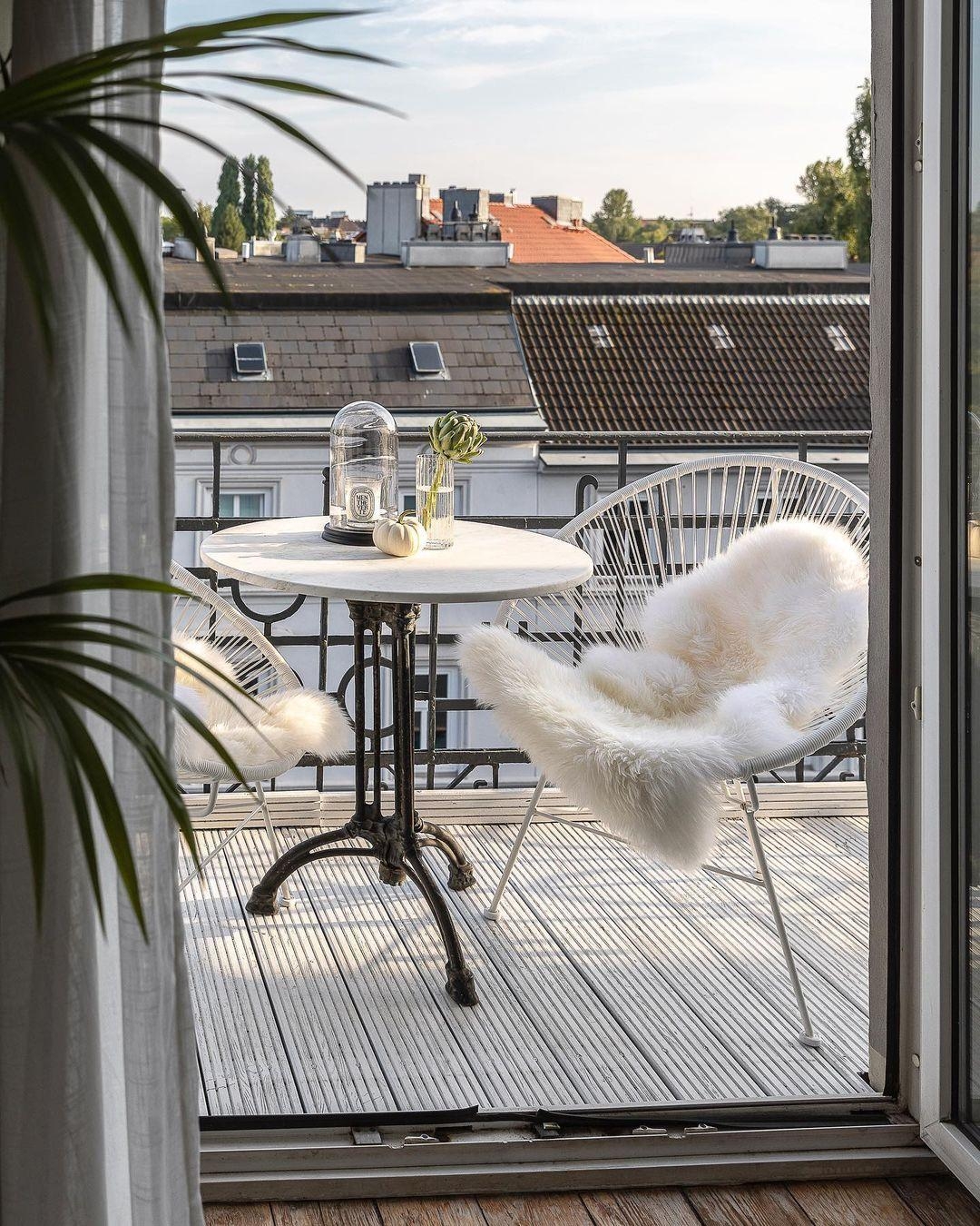 Moinjour 🥐☕️

#balkon #ausblick #balcony #view #ausblick #altbau #altbauliebe #stuhl #tisch #herbst #sommer #couchstyle