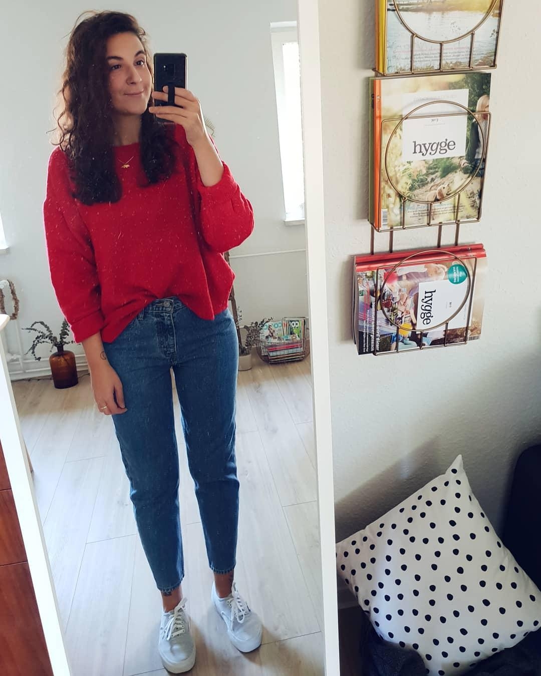 Momentanes Lieblingsoutfit: #momjeans + #cozysweater ❤ #fashion #outfit #styleinspo #messyhair #curlyhair #sweaterweather