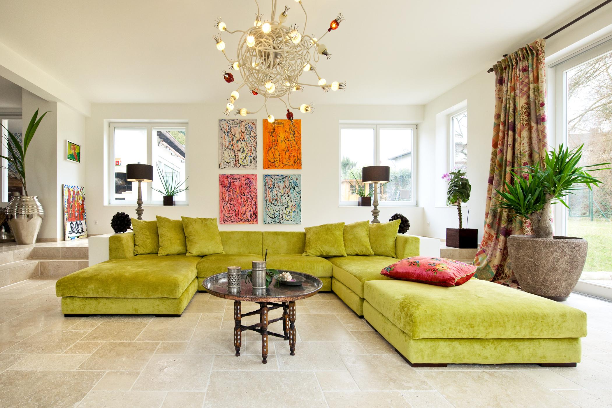 Mondänes Wohnzimmer #couchtisch #sofa #ottomane #grünessofa #wohnlandschaft ©Sophisticated Living