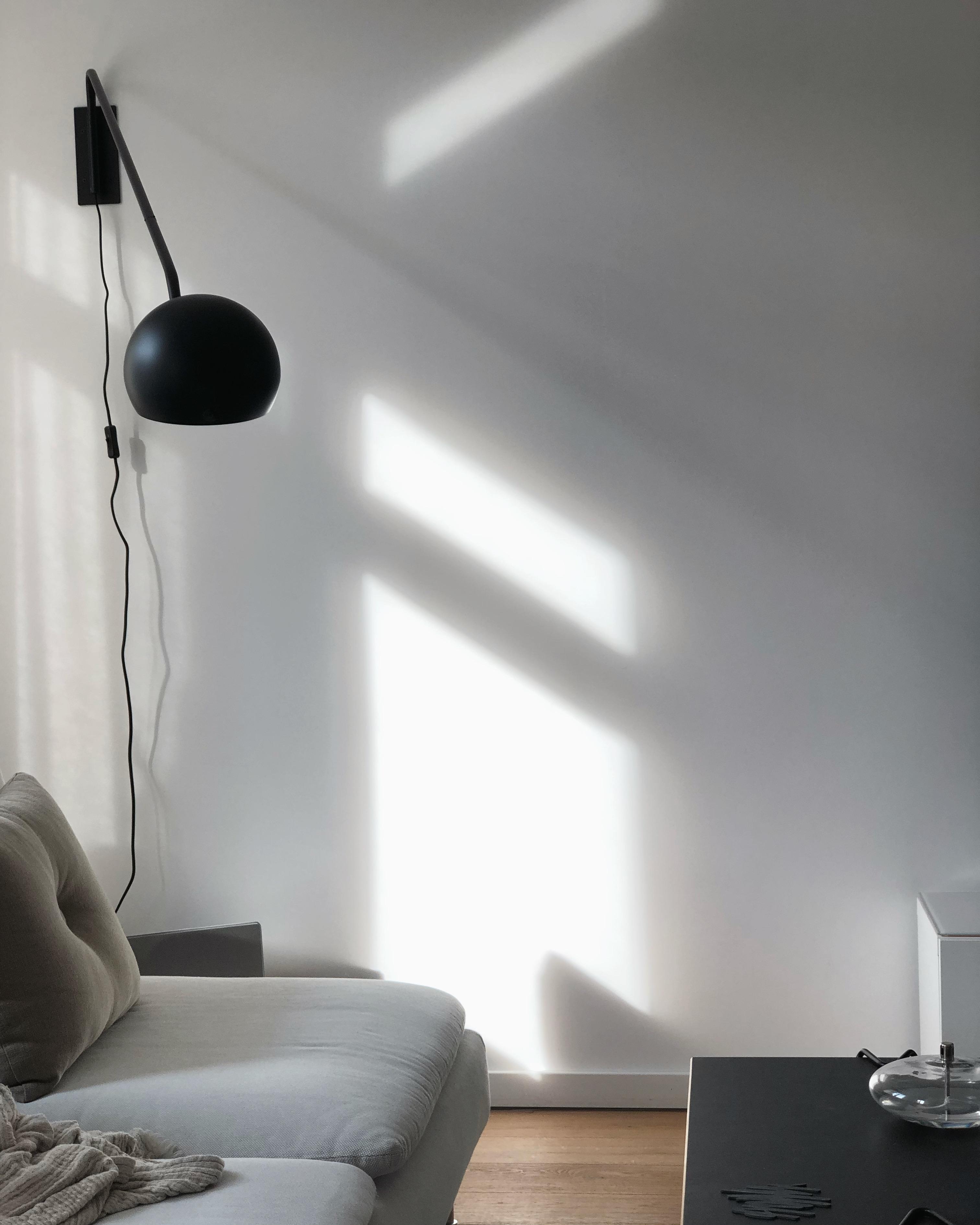 #monochrome #schwarzweiss #lampe #livingroom #wohnzimmer #wanddeko #light #couch #nordicliving #couchstyle