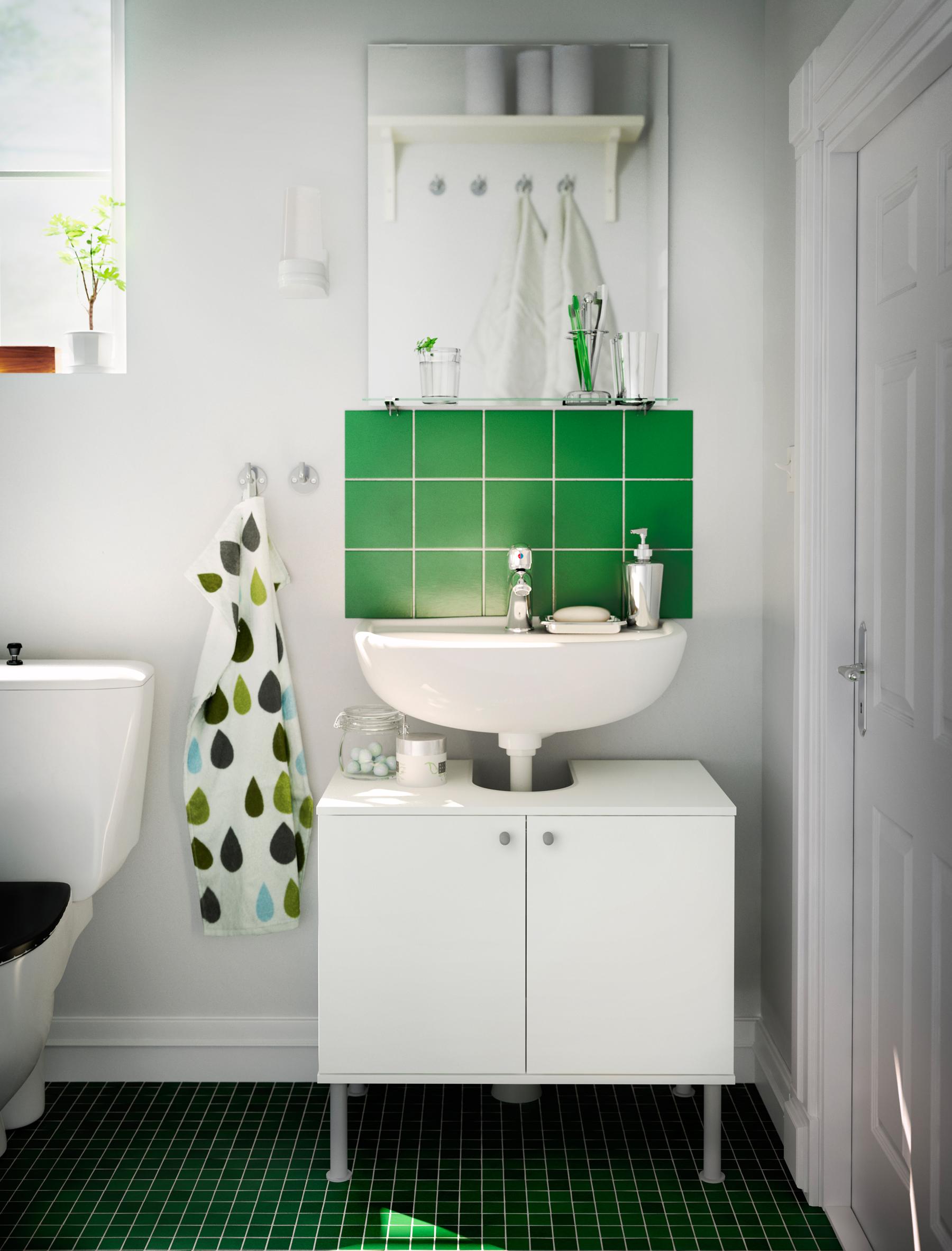 Mosaikfliesen und grüne Dekoelemente im weißen Badezimmer #ikea #waschbeckenunterschrank ©Inter IKEA Systems B.V
