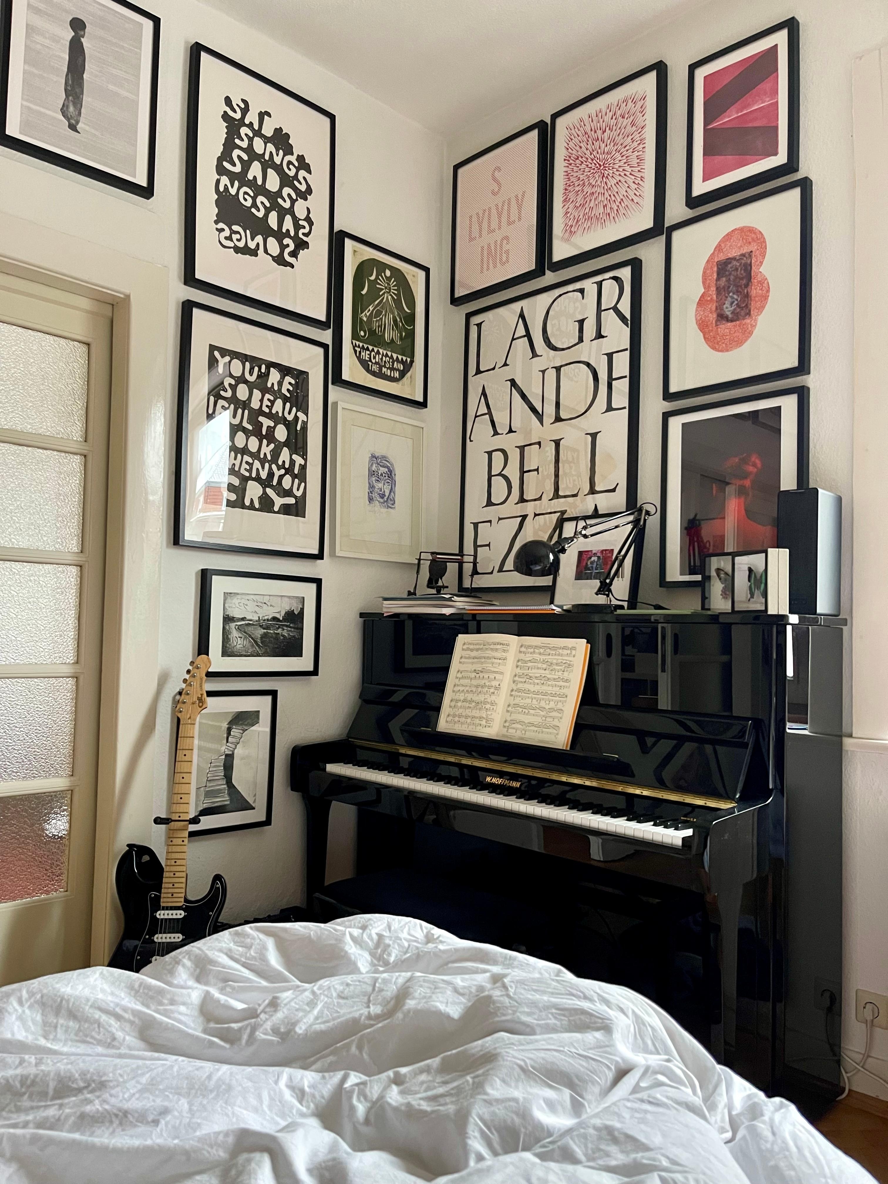 Music makes the world go round.

#gallerywall #eclecticinterior #bedroomview #altbauliebe #klavier 